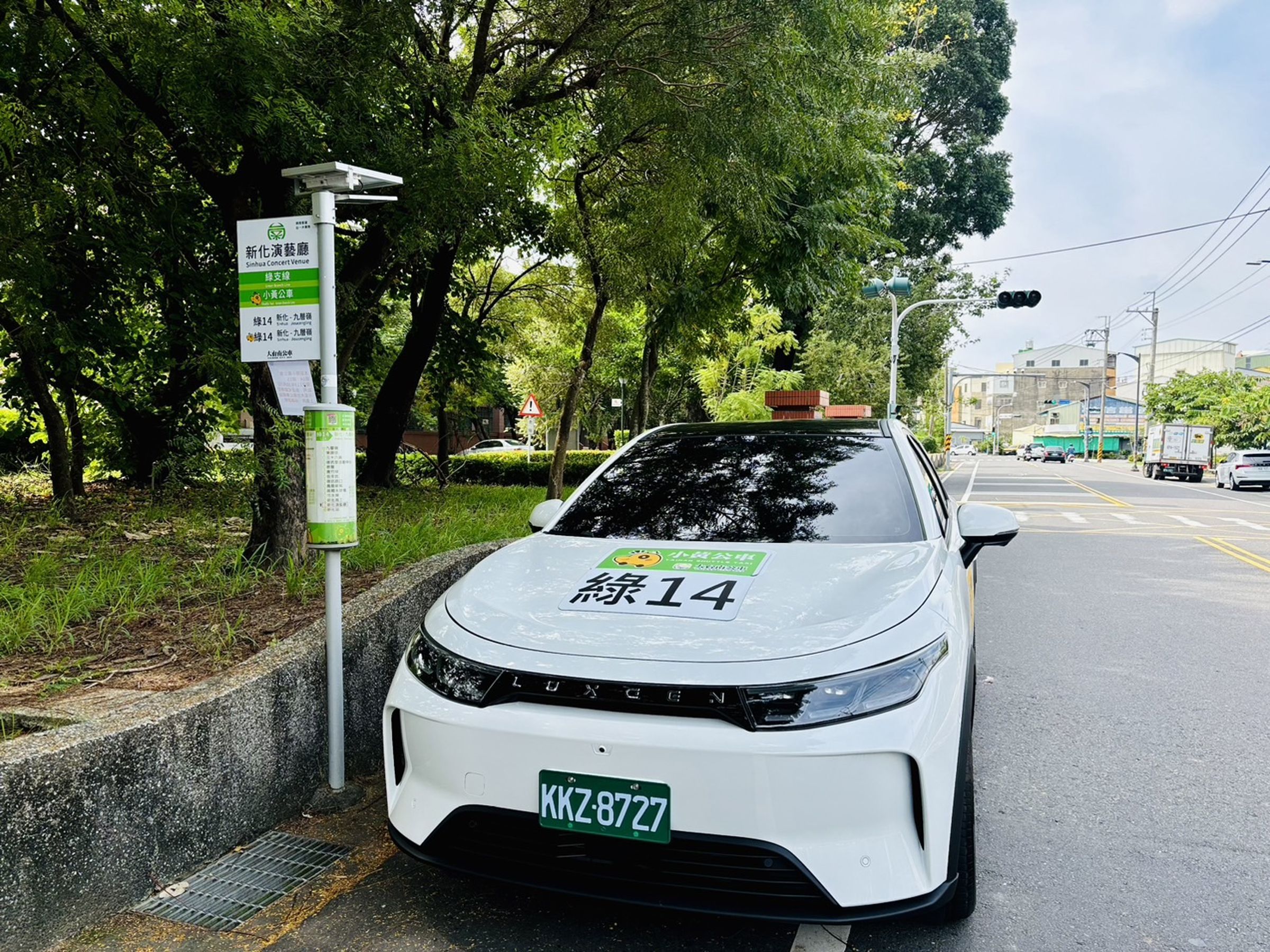 小黃公車服務方式都與過去相同,固定班次比照一般公車,可在站牌處候車;另外提供到府接送服務,只要預約地點距離站牌1公里內,皆可利用預約。