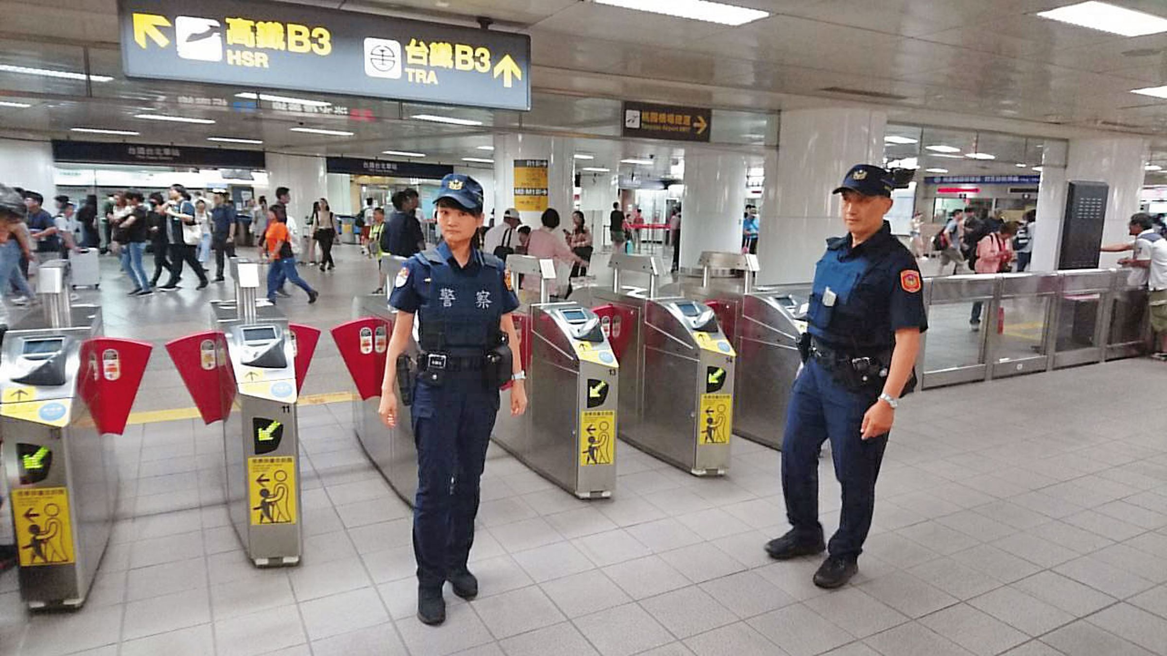 警方表示，野裸族在公共場所裸露、猥褻並散布不雅影像的行為已違法，將加強查緝。（台北市警局提供）