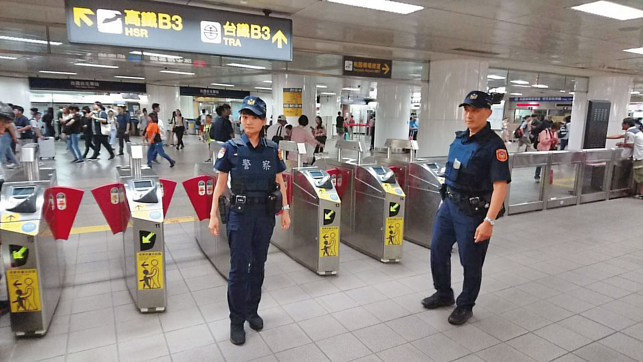 警方表示，野裸族在公共場所裸露、猥褻並散布不雅影像的行為已違法，將加強查緝。（台北市警局提供）