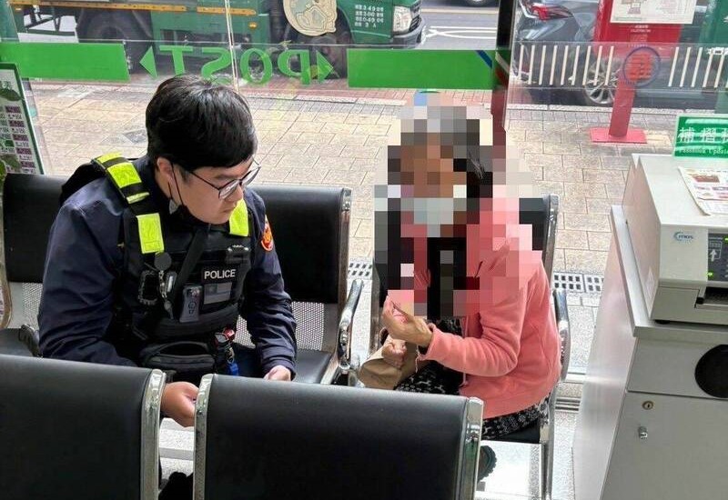 警方告訴老婦人，這是假馬來西亞律師的詐欺哏，請她向妹妹查證，及時阻詐。（警方提供）