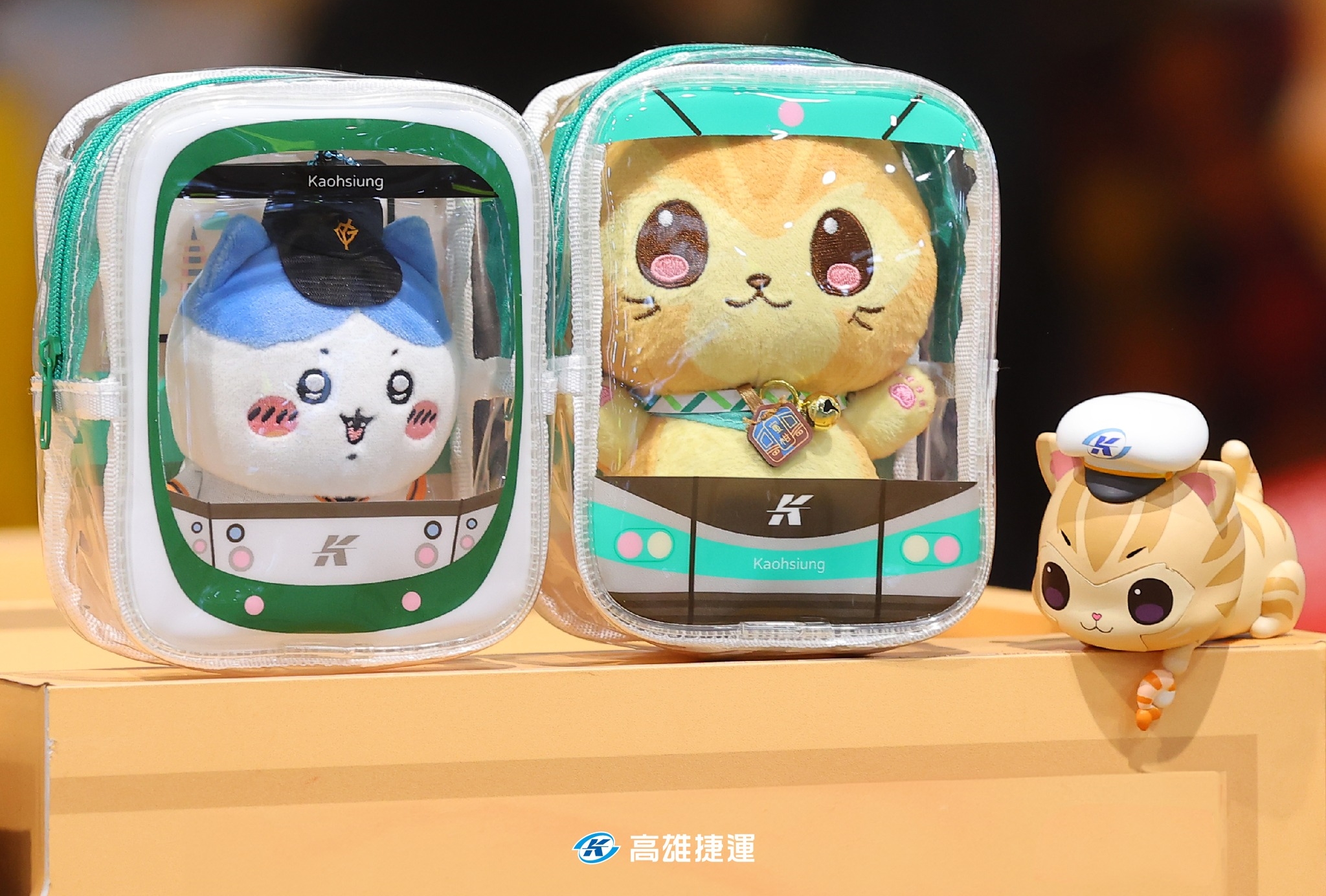 高雄捷運明（22）日將預購販售2款「萌萌曬娃包」，此消息曝光引起熱議。（翻攝自高雄捷運 x 高雄輕軌臉書粉專）