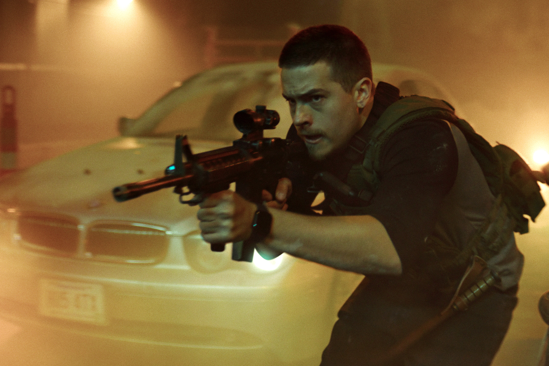 少女偶像「小查」迪倫史普洛茲年紀漸長開始挑戰動作片，在《驚爆封鎖線》飾演退伍軍人，與恐怖分子搏鬥。（采昌提供）