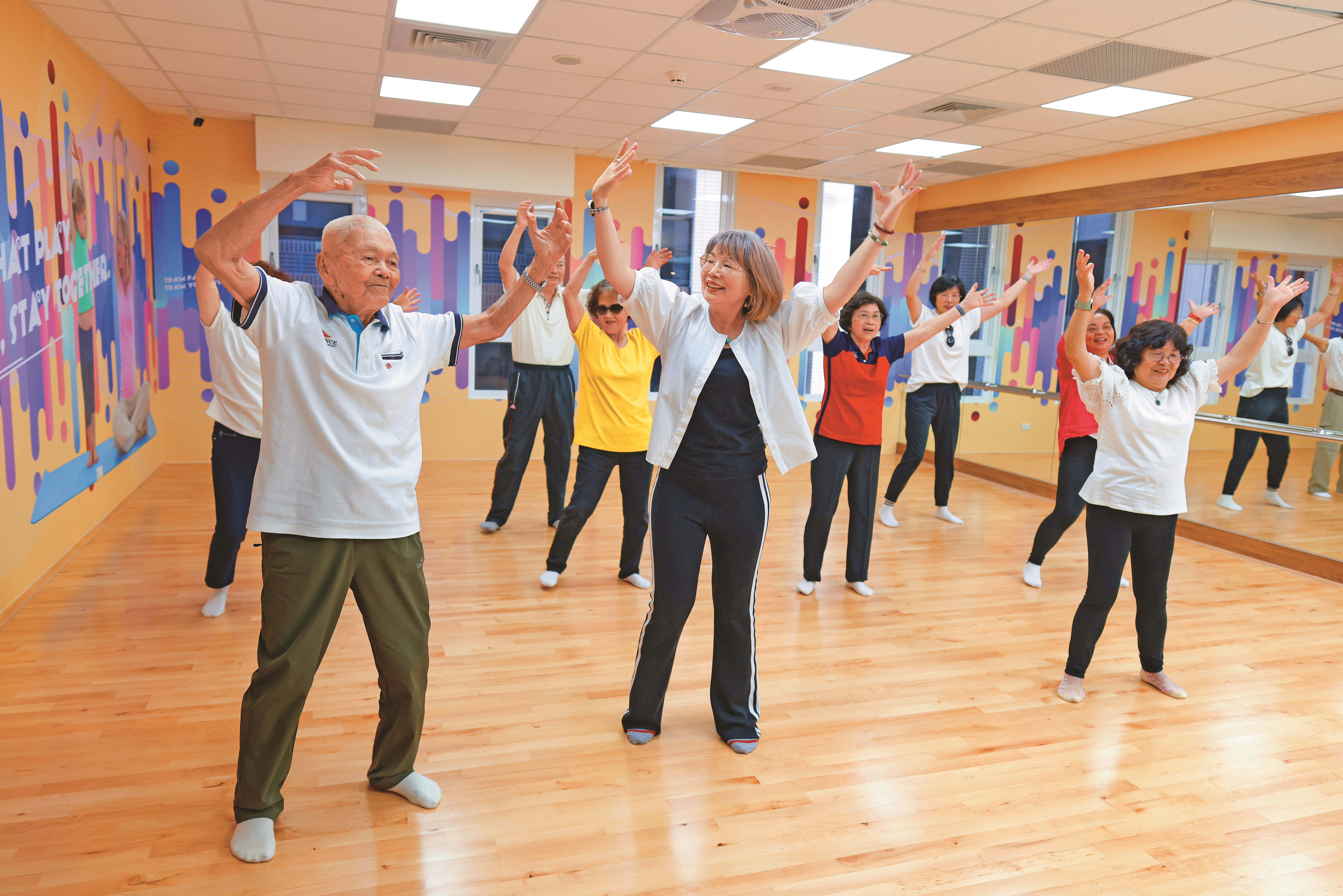 百歲時代來臨，縣府致力推動在地安老與活躍老化，讓竹縣每位長輩都能自在安老、勇敢追夢。（攝影／杭大鵬）