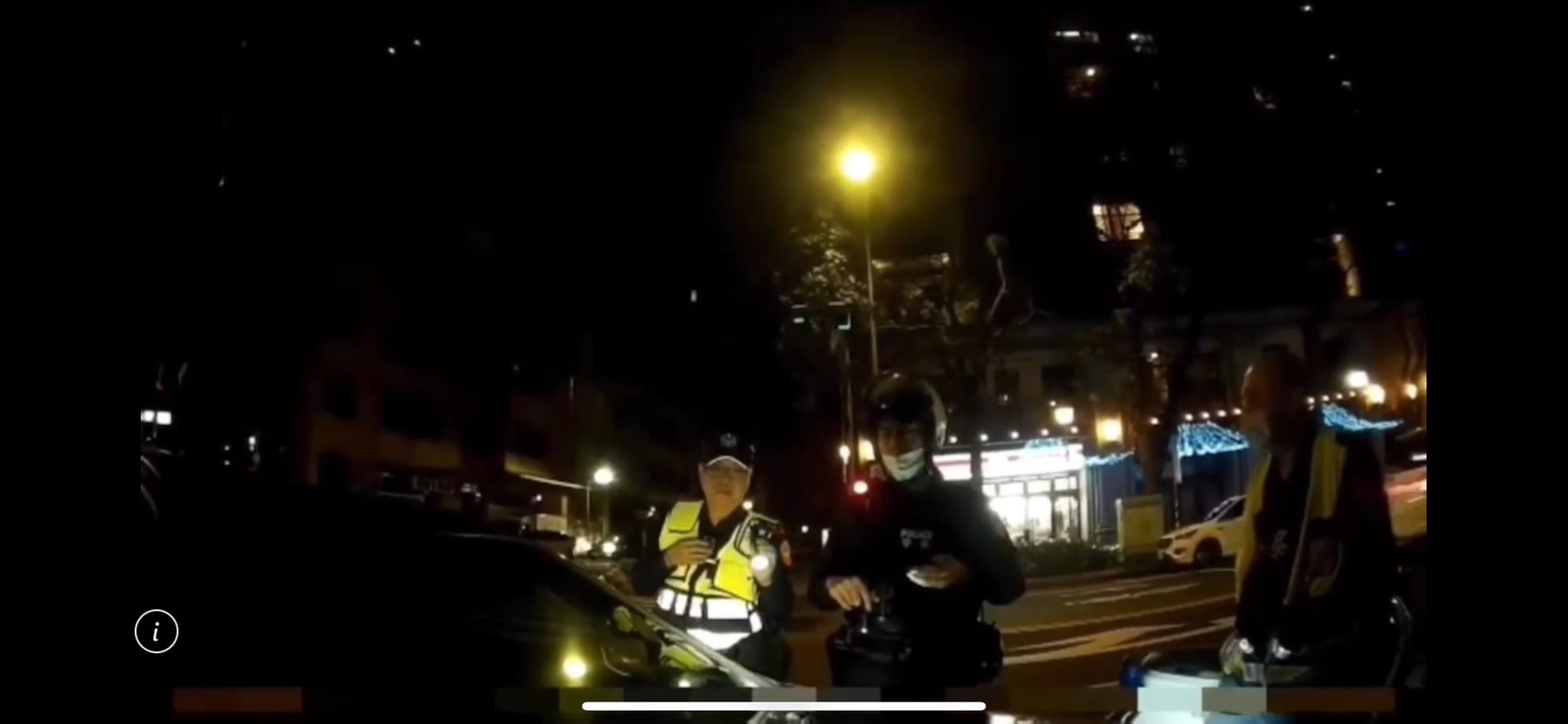 梁男無照駕駛懸掛他車車牌的賓士車違停,被警方攔查。(翻攝畫面)
