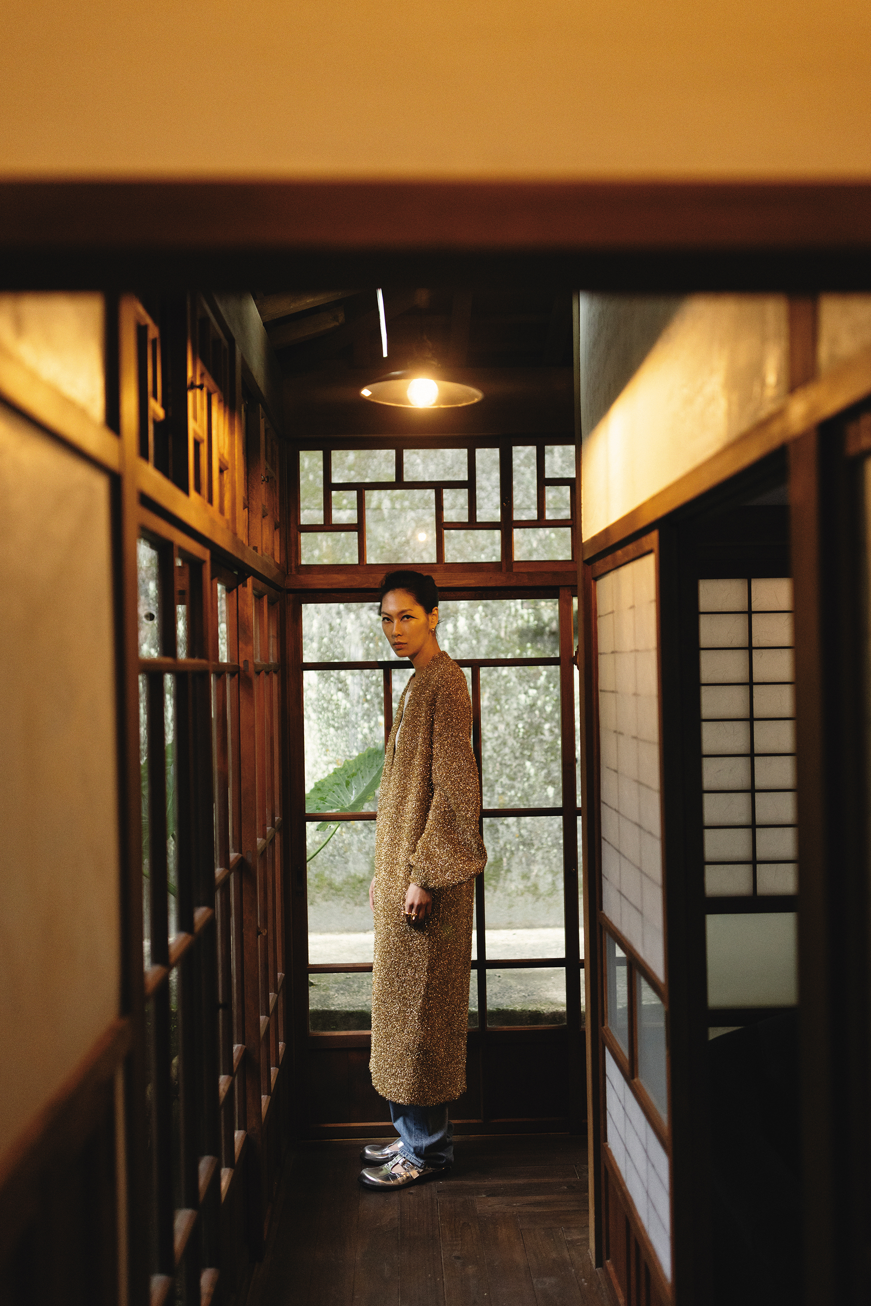 金銀紗混紡針織外套 NT$119,000 by LOEWE／水洗丹寧棉質高腰牛仔褲 NT$39,000 by LOEWE／磨砂小牛皮瑪麗珍穆勒鞋 NT$45,000 by LOEWE／金色金屬耳環 價格店洽 by Maje／金色幾何造型戒指 價格店洽 by Maje