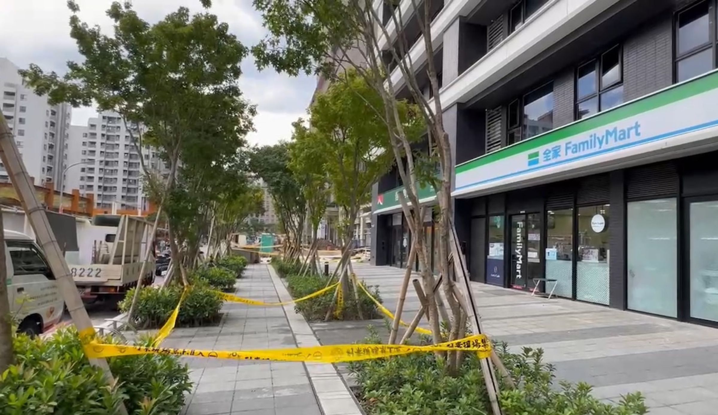楊姓男子墜樓身亡，警消拉起封鎖線。（讀者提供）