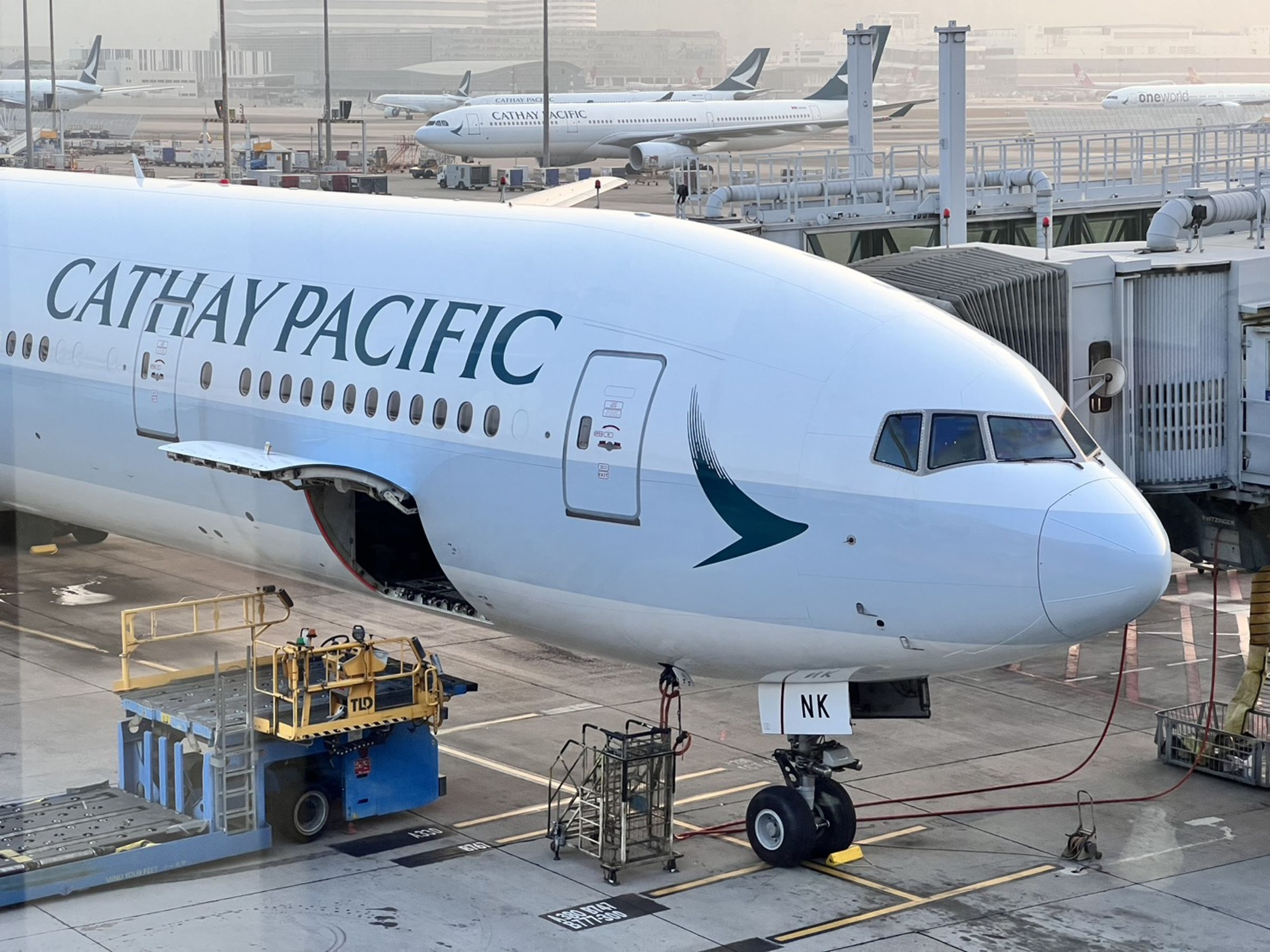 國泰航空掌握機場45%航班份額,受影響最大。