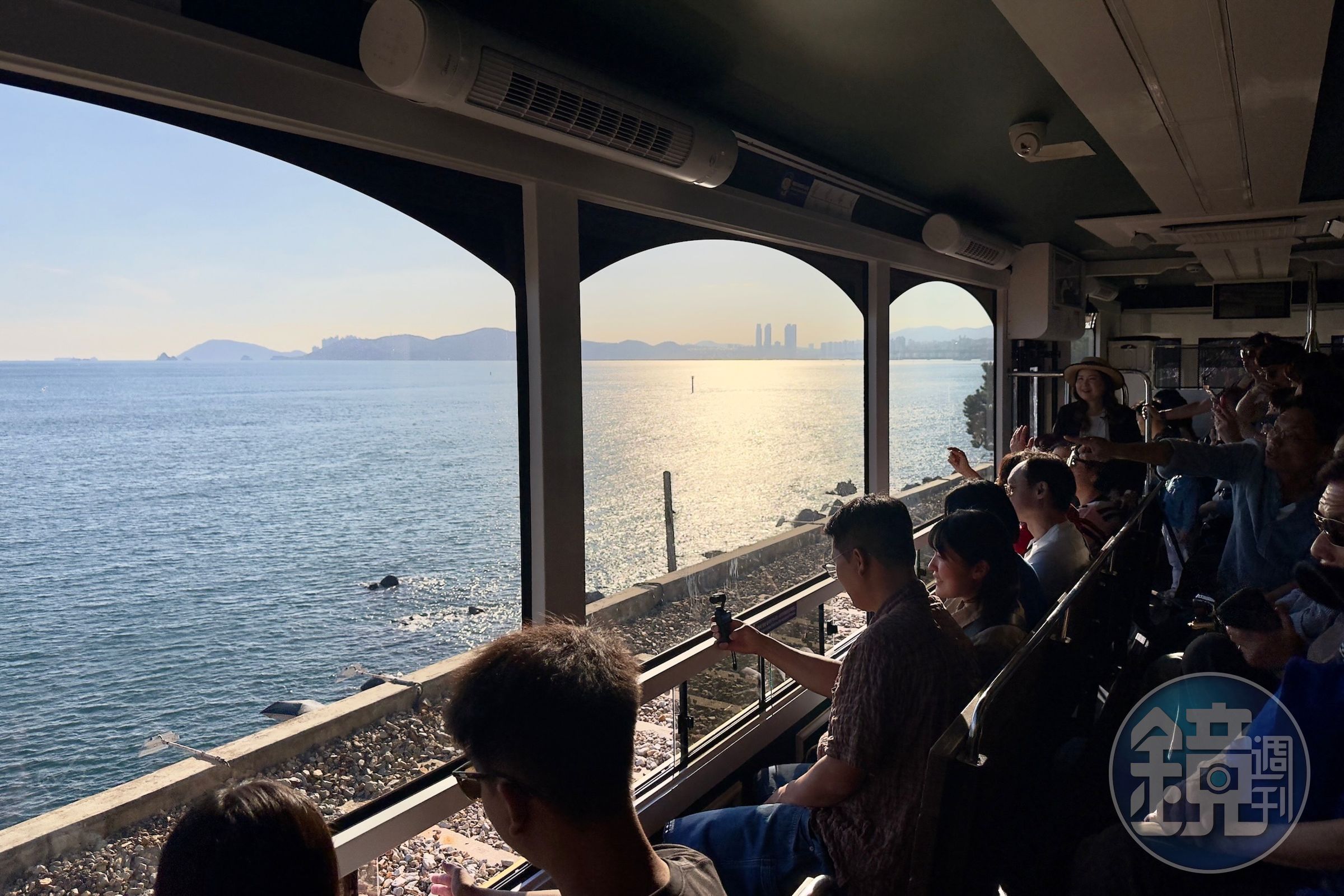 透過海雲台Blueline Park電車上的大面積窗戶,可飽覽海雲台尾浦至松亭沙灘一帶的美麗海景。