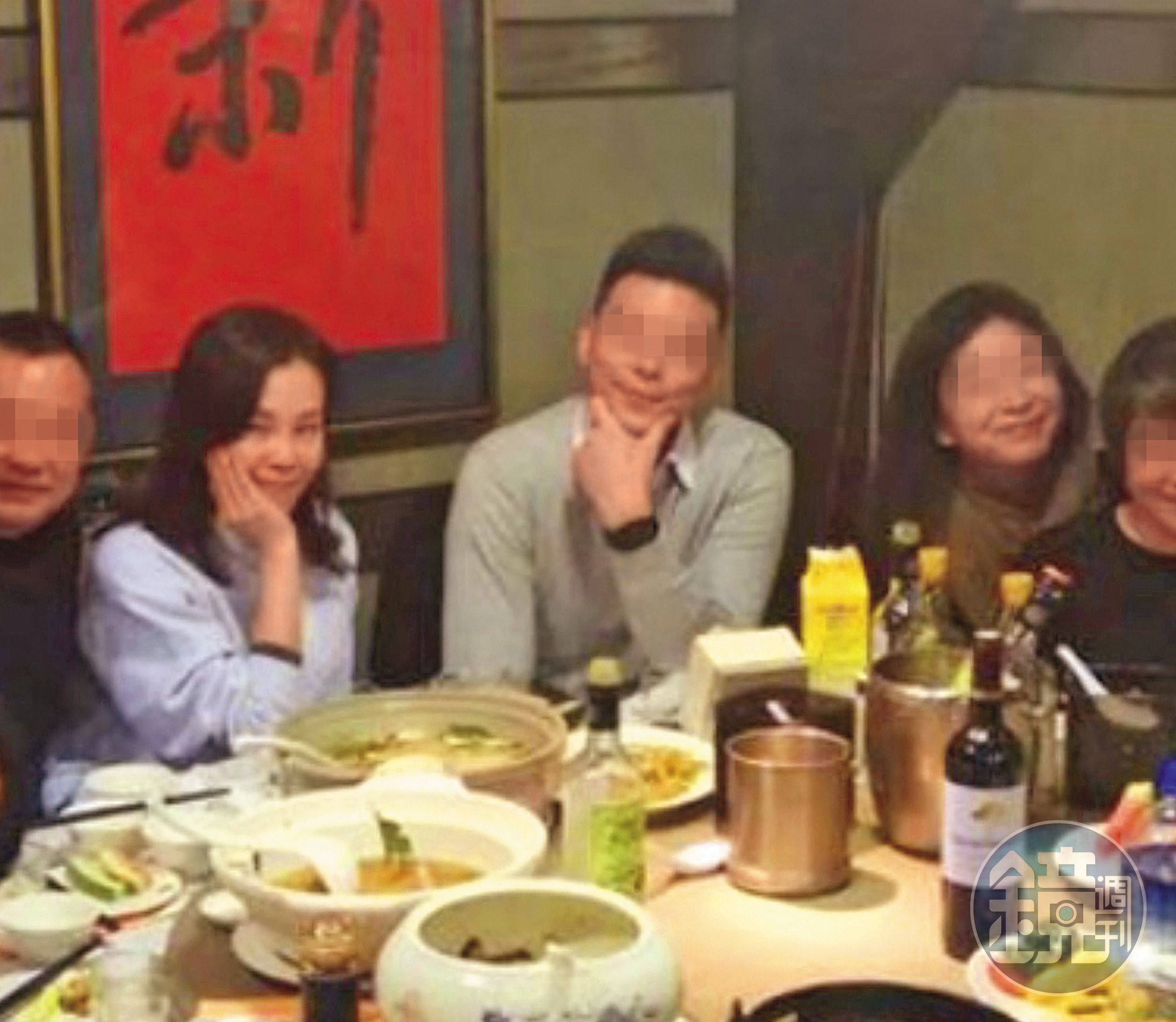 彭佳慧（左二）在離婚前曾自掏腰包在知名海鮮餐廳宴請好友慶祝，老公王丕仁沒現身，反而是Ken（左三）坐在男主人主位。（讀者提供）