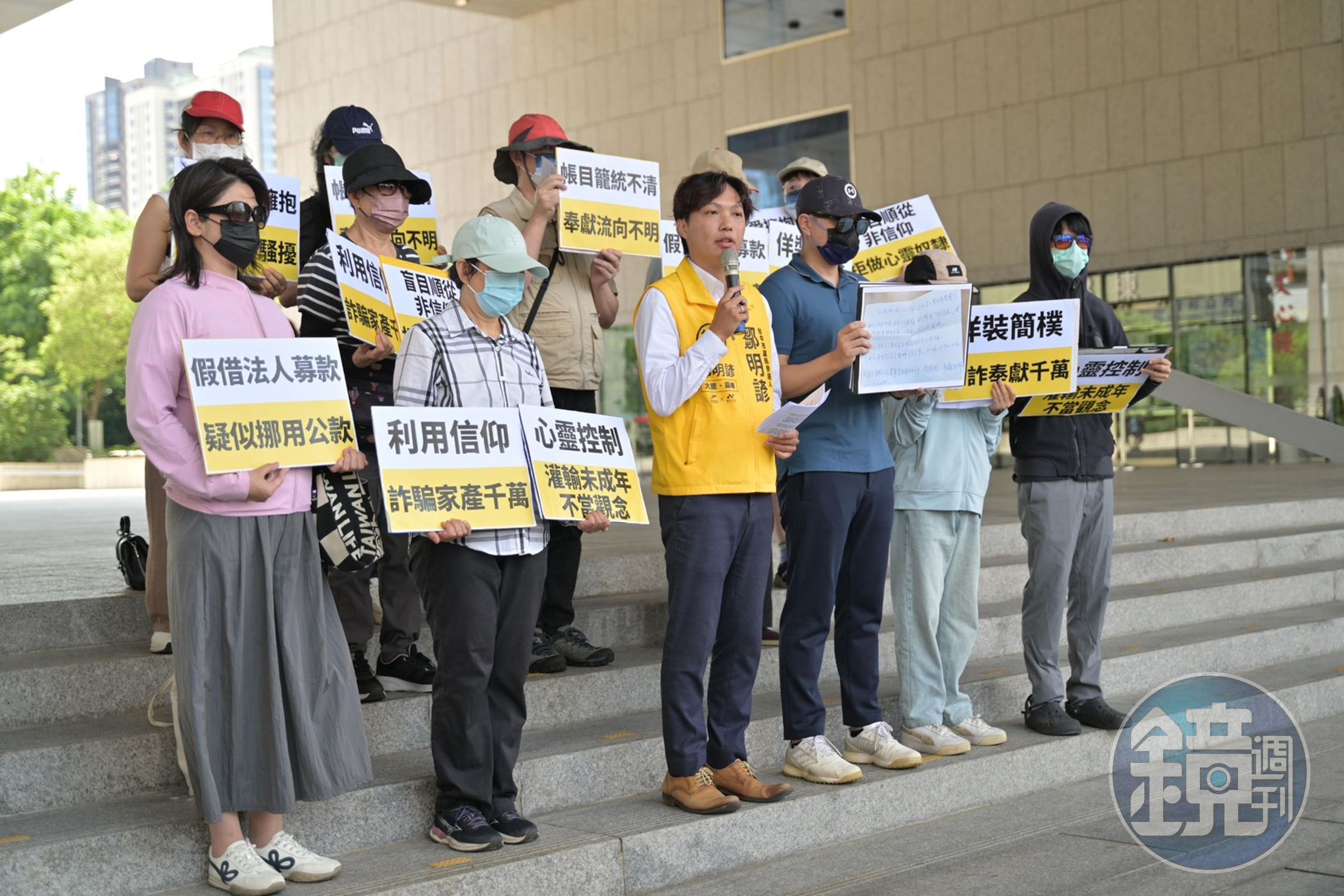 時代力量市議員參選人鄒明諺(中)陪同受害者陳情。(時代力量台中黨部提供)
