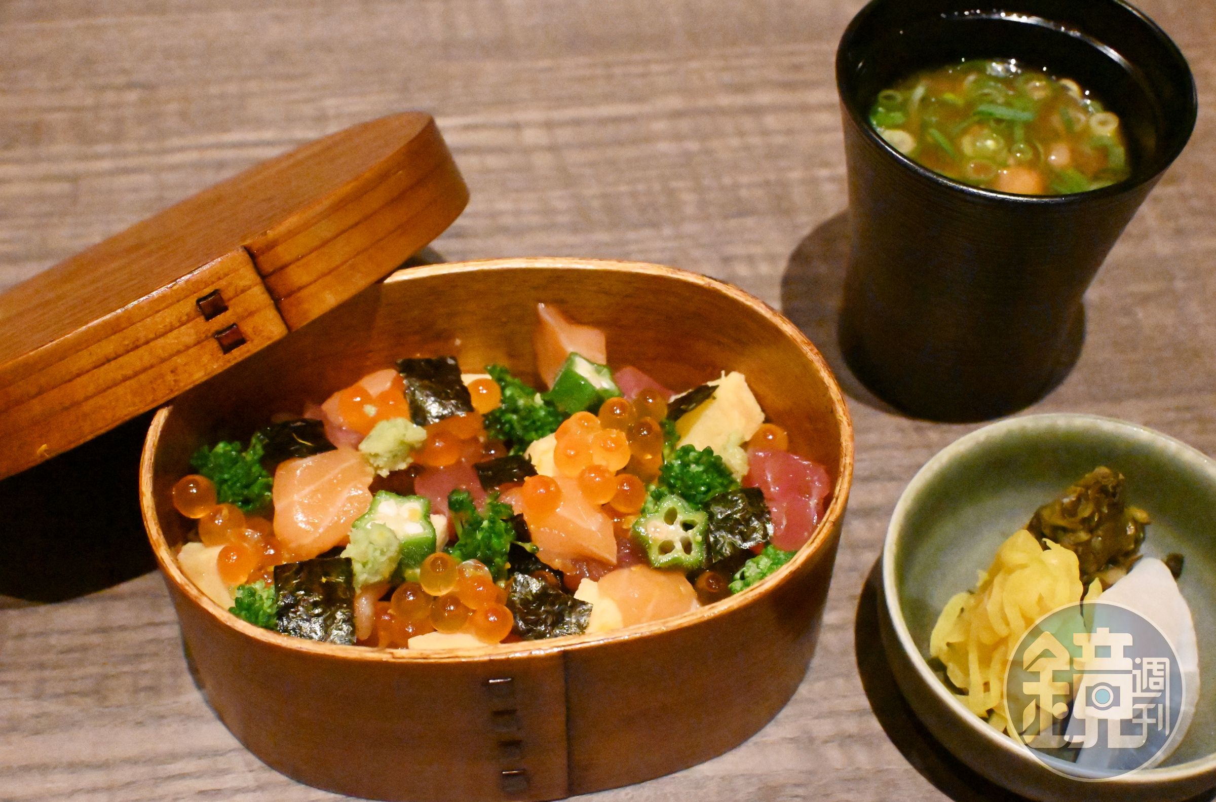 主食是用便當盒裝造型繽紛可愛、撒滿鮭魚卵的散壽司。（日幣25,000元／套餐菜色，約NT$4,738）