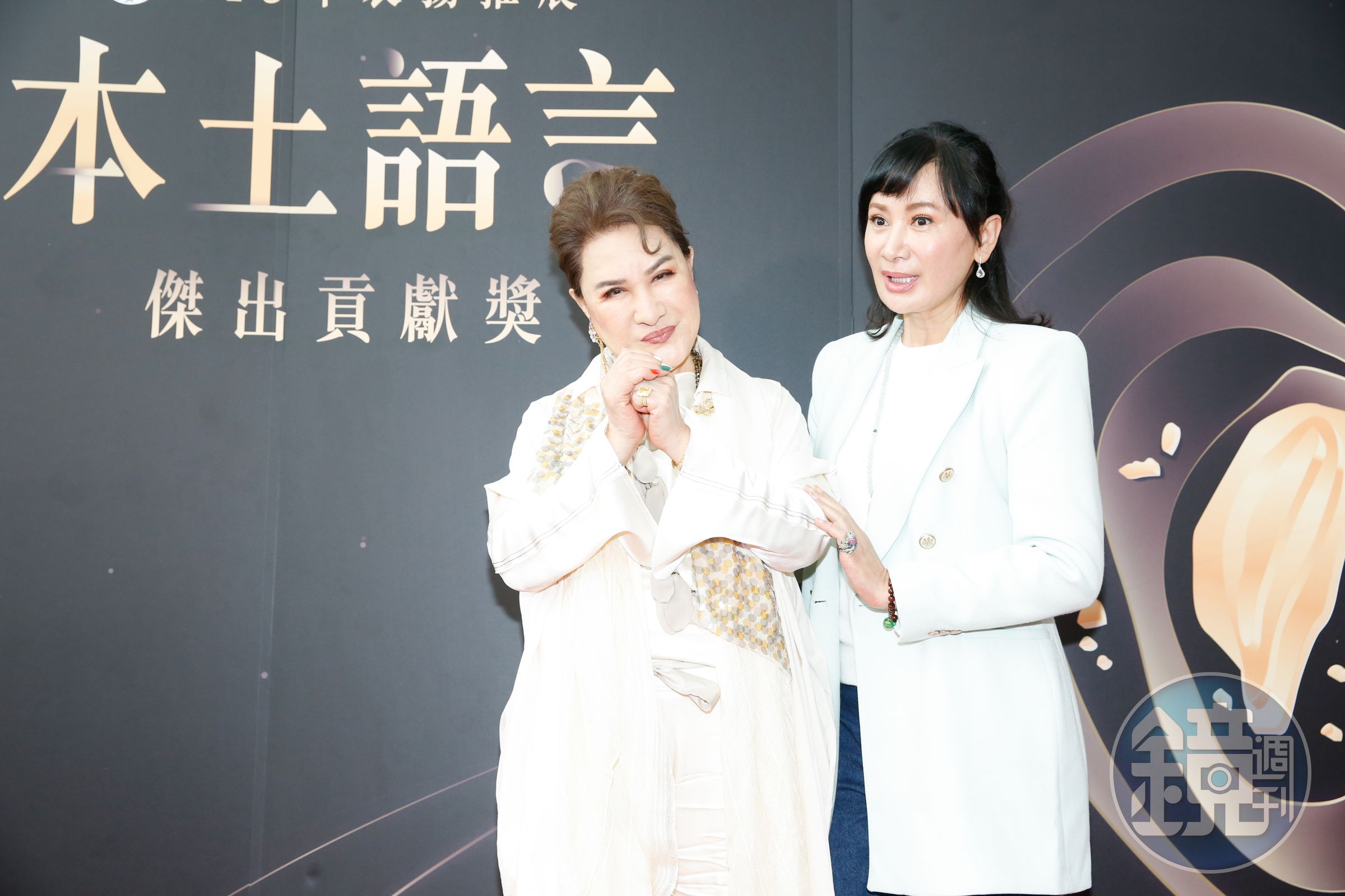 陳亞蘭陪同恩師楊麗花現身領獎。