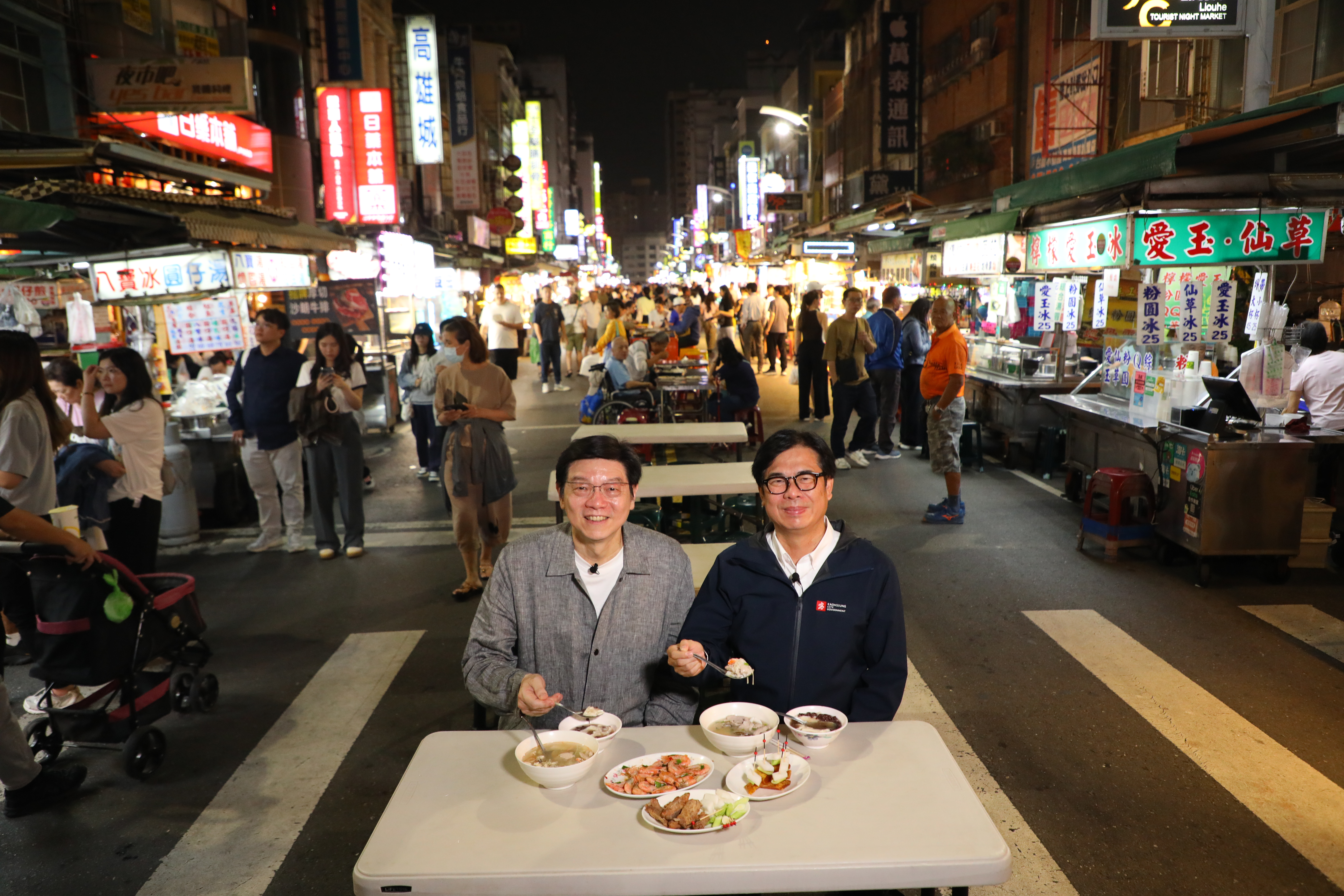 我這次去高雄，陳其邁市長（右）特別抽空帶我吃夜市，把珍藏多年的口袋名單分享給我。
