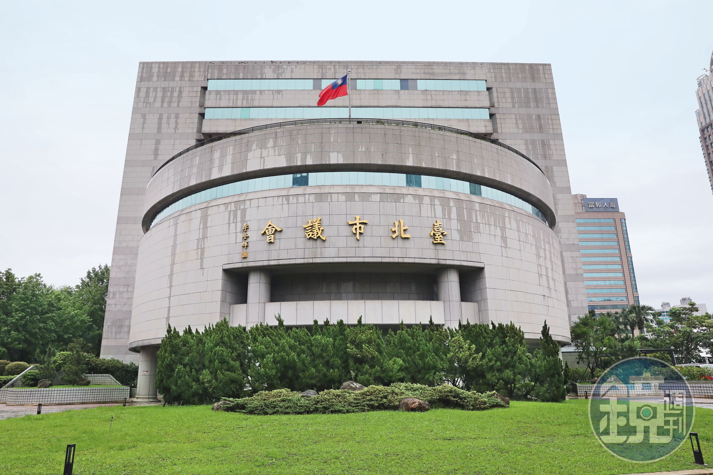 台北市議會亂象叢生,員工質疑高層及相關單位放任、包庇。