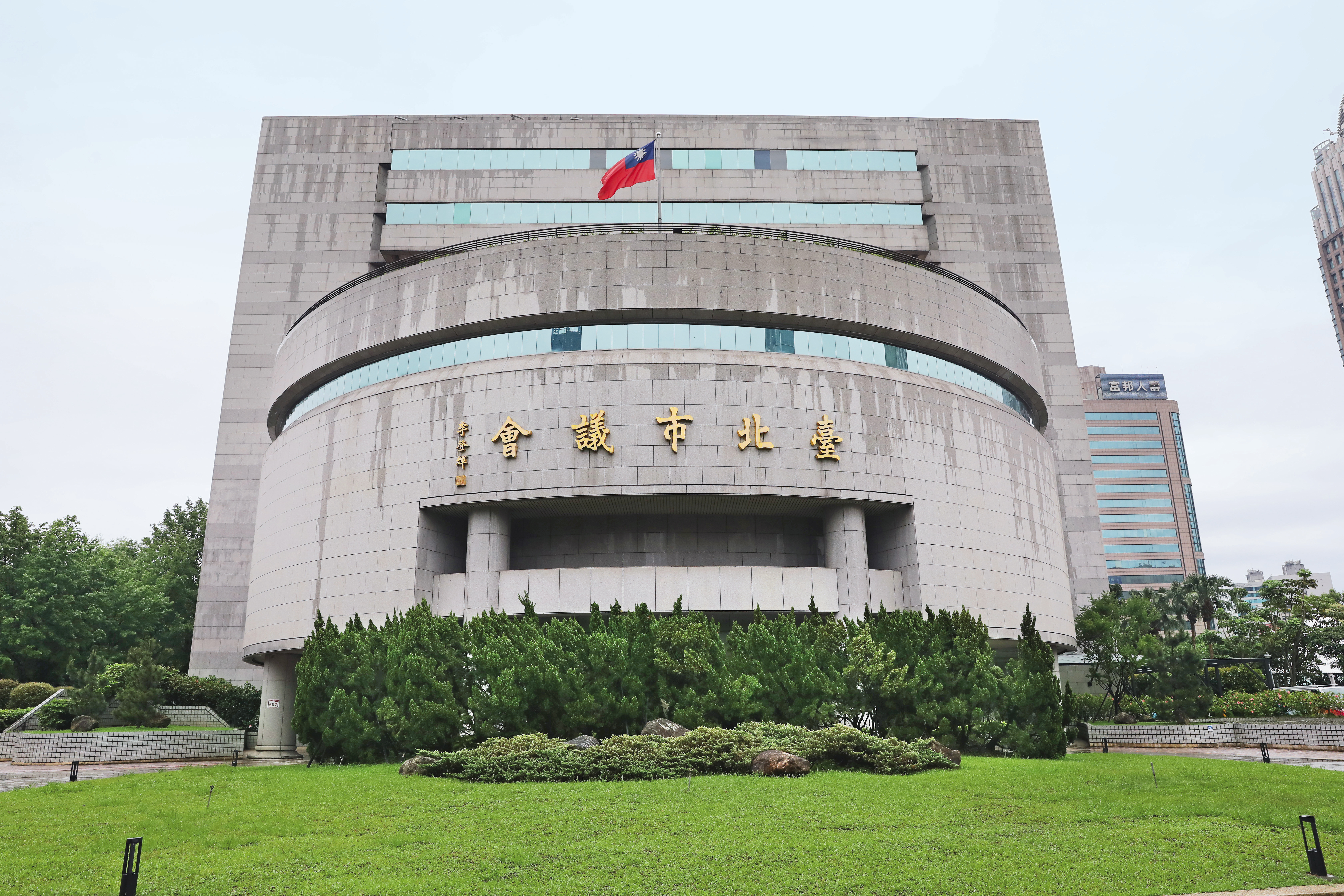 台北市議會亂象叢生，員工質疑高層及相關單位放任、包庇。