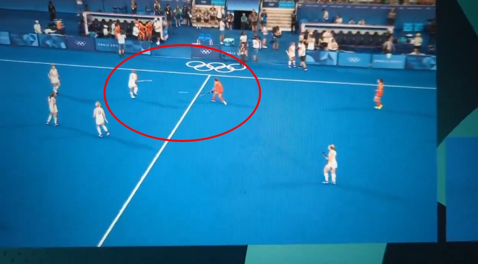 中國選手狠狠擊球砸向比利時球員，引發雙方衝突。（翻攝自X）