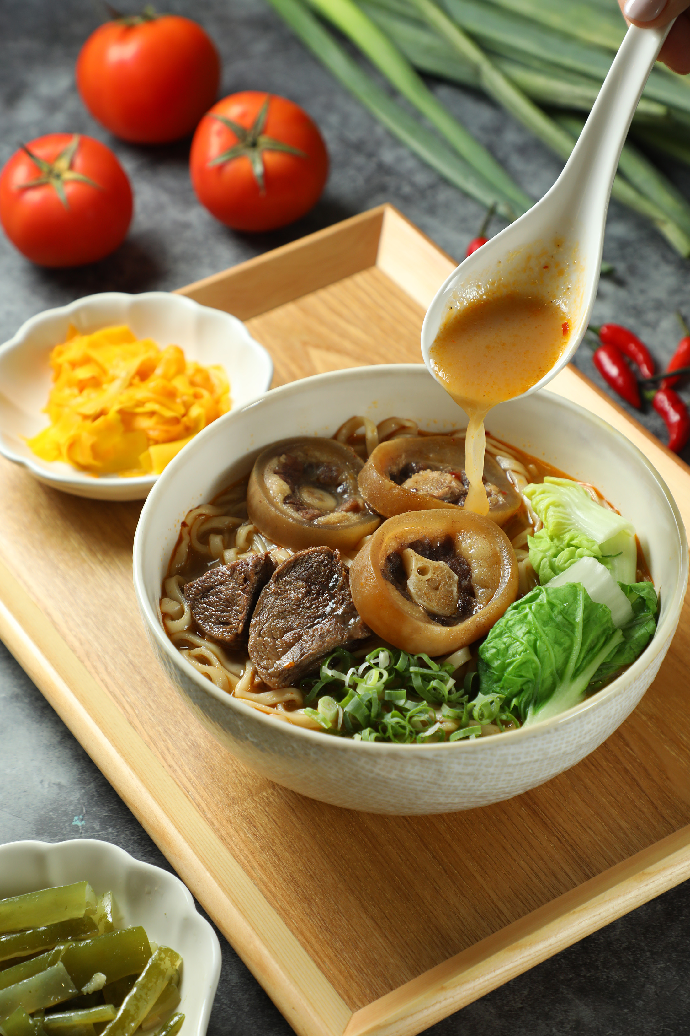 「招牌牛尾牛肉麵」是店內最受歡迎的招牌麵點，還能搭配店家使用辣椒與牛油煉製而成「罌粟醬」。（270元／碗）