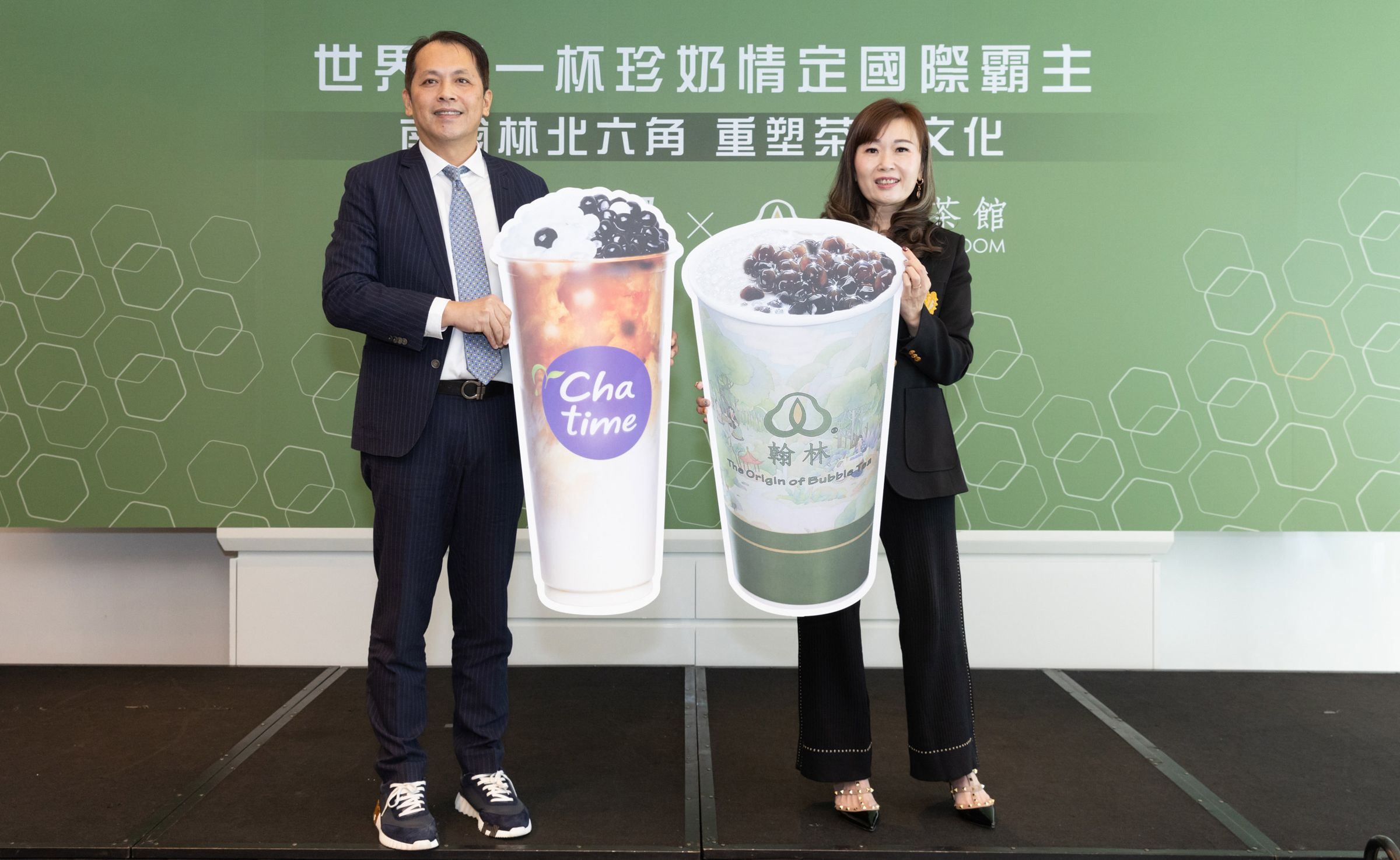 六角國際暨王座國際董事長王耀輝(左)指出,台灣餐飲市場未來集中化與大者恆大的趨勢會越來越明顯,集團將會藉由好的併購案進一步壯大市場版圖。(六角國際提供)
