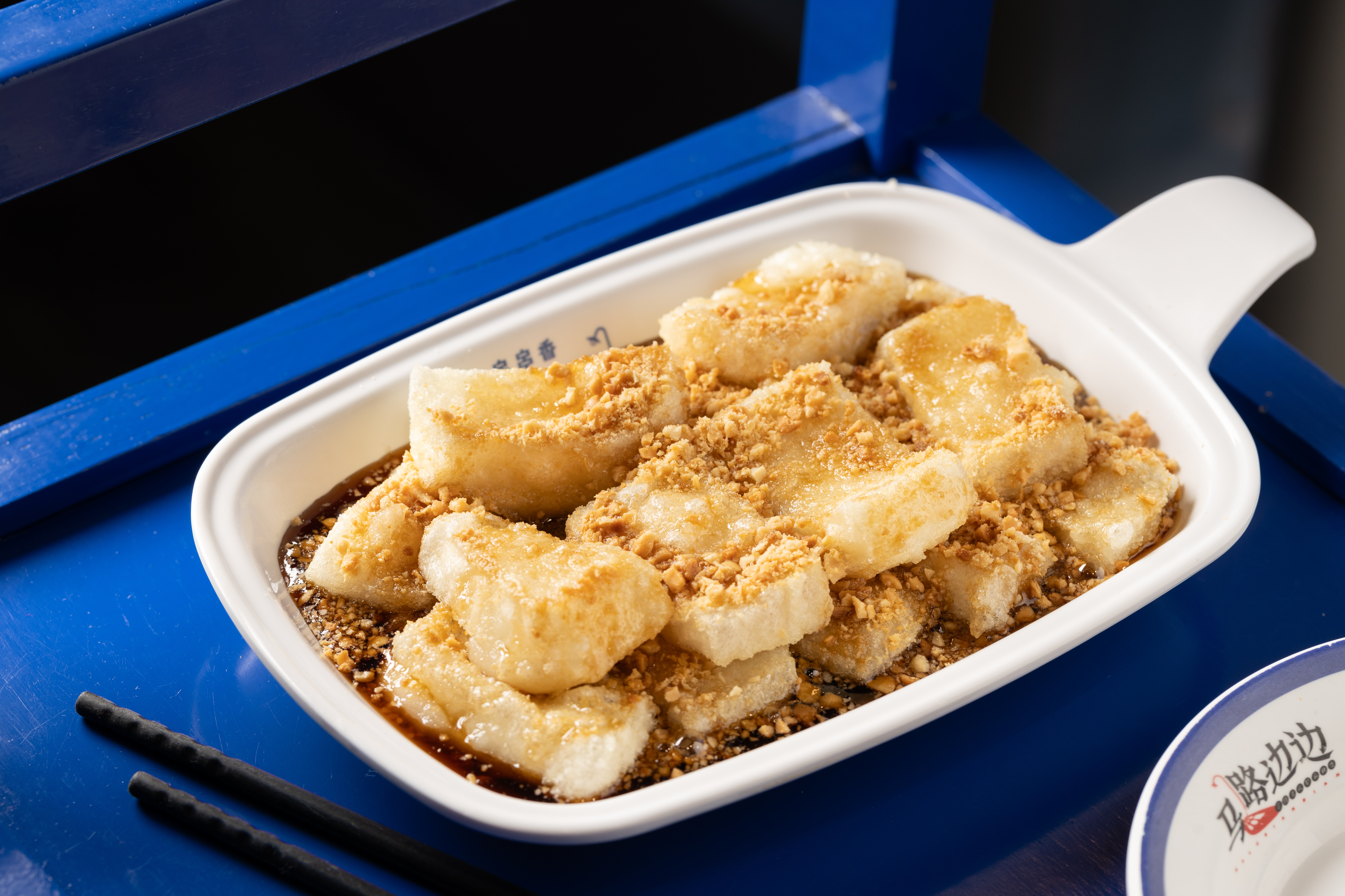 「紅糖糍粑」是四川傳統小吃，將糯米蒸熟捶打而成，口感像麻糬但更有黏性，最後撒上花生粉與紅糖漿。（99元／份）