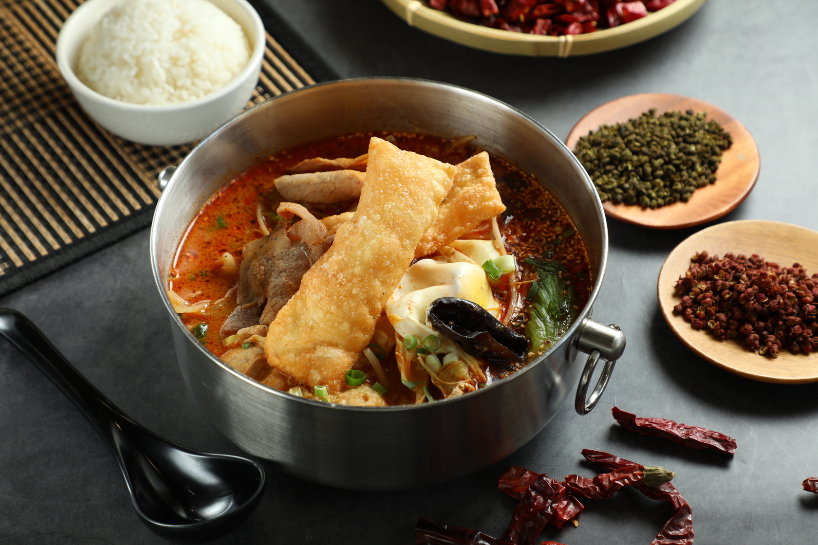 「重慶冒菜鍋」以10多種香料、5種辣椒製成的辣椒油為基底，整鍋又香又辣，用料也十分大方。（190元／碗）