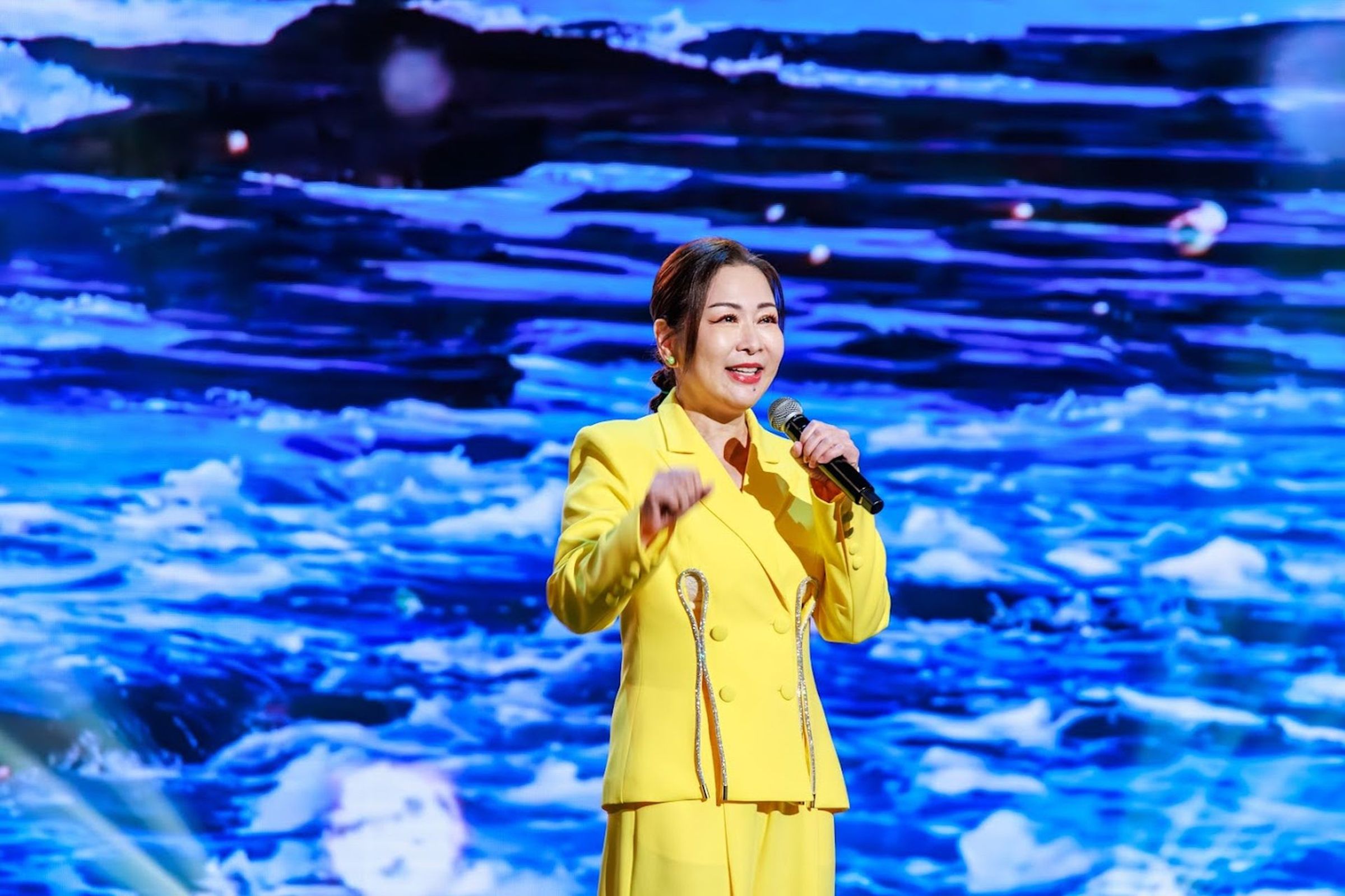 張秀卿為即將到來的演唱會，上節目做宣傳。（中天提供）