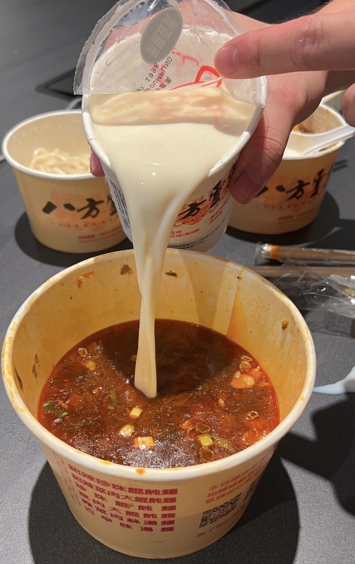 原PO把這道封為「低配版麻奶牛肉火鍋」。（翻攝自Dcard）