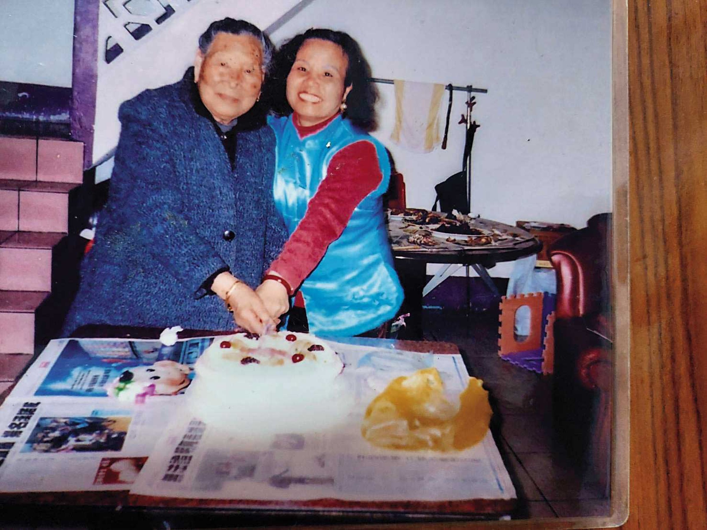 劉麗華（右）為養母陳珠金（左）過80歲生日。（劉麗華提供）