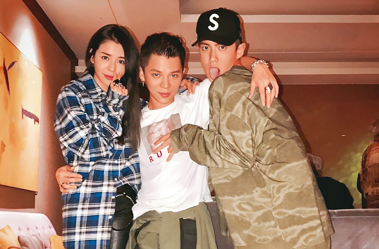 柯震東（右）和李毓芬（左）談了三年戀愛，分手後柯震東坦承最愛就是李毓芬。中為設計師Hans Hsu。（讀者提供）