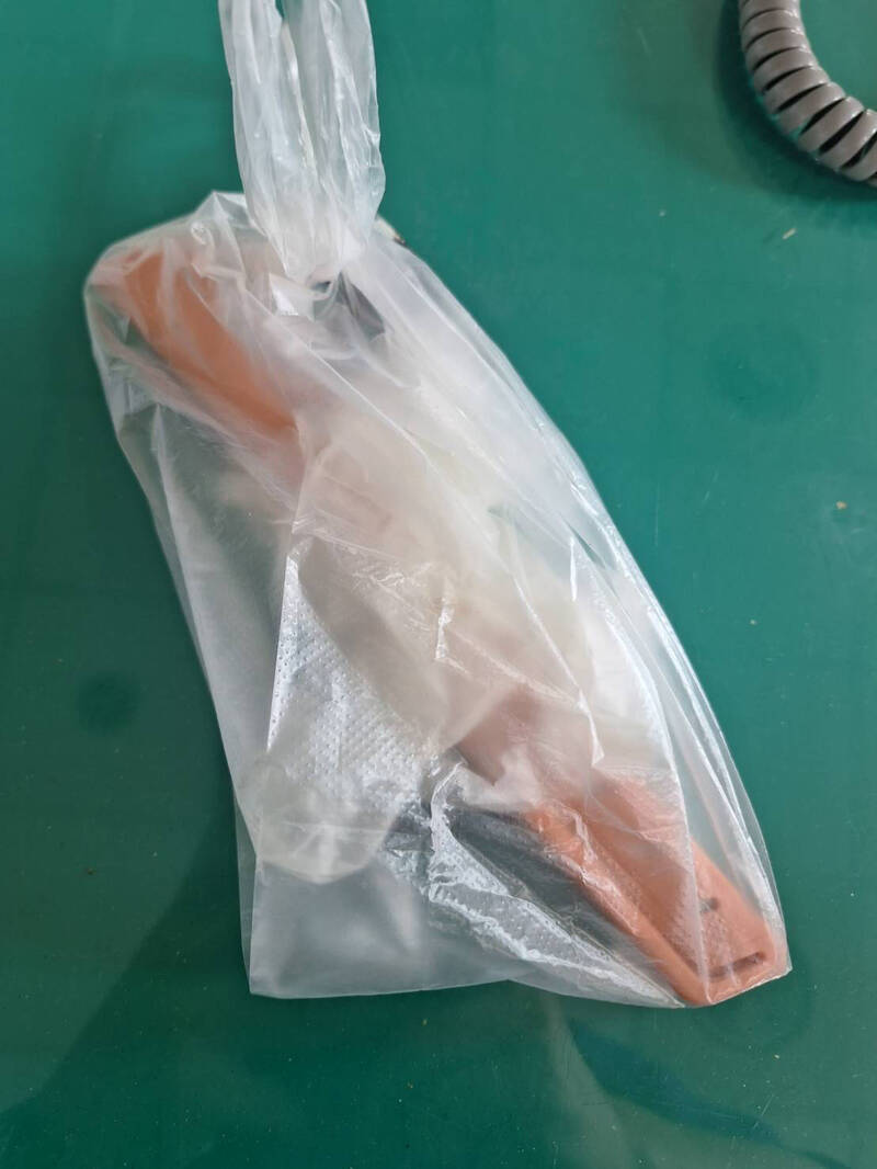 警方在案發後兩個小時，找到殺人的胡男與其妻阮女，帶回警局偵訊。（翻攝畫面）