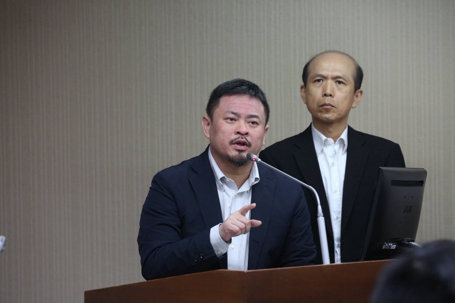 洪申翰受訪表示，長榮航空「如此過度使用管理制度的作法與文化，已經威脅到員工的健康權利了」。（鏡報董孟航）