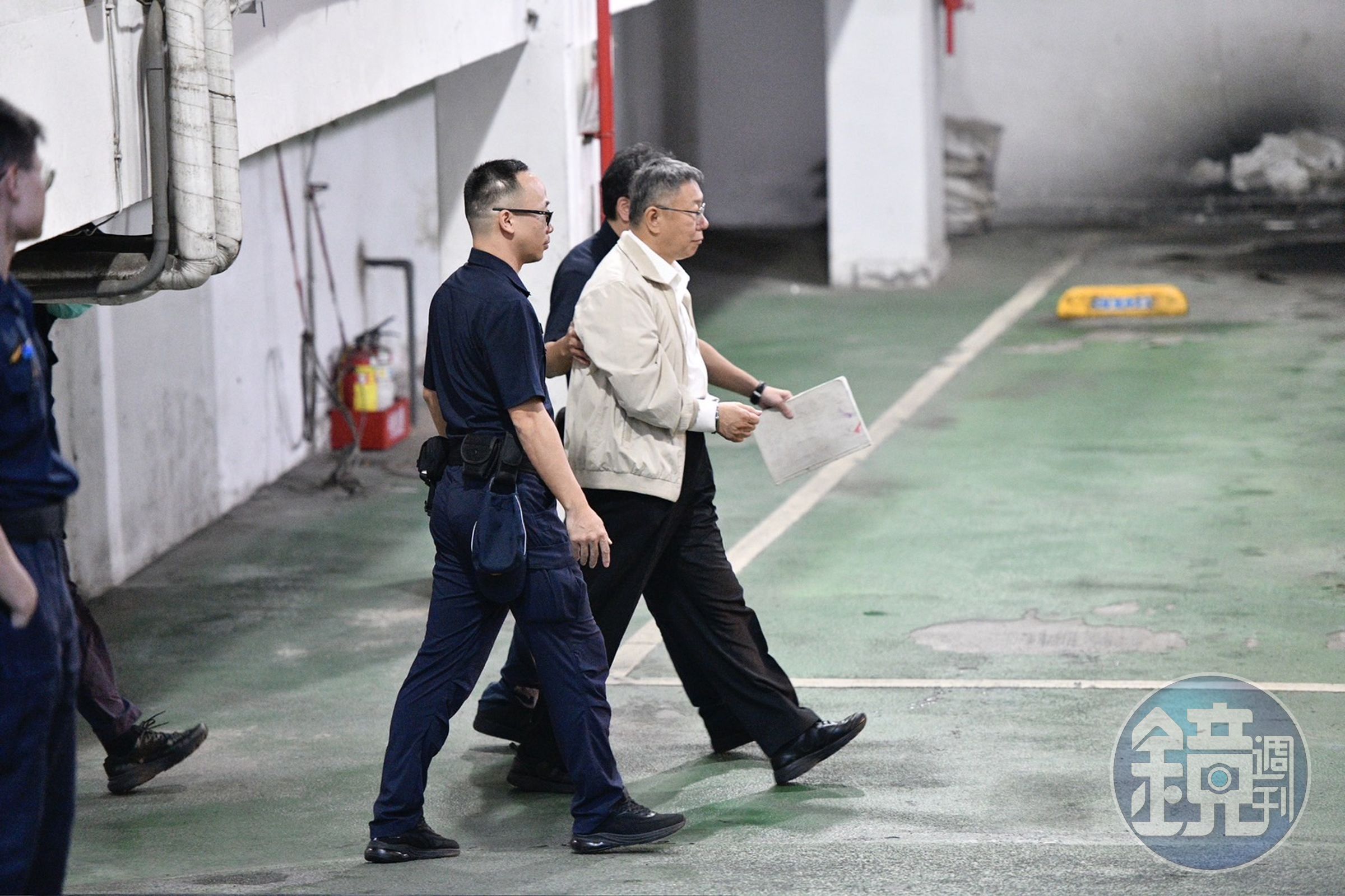 柯文哲上囚車，面無表情。