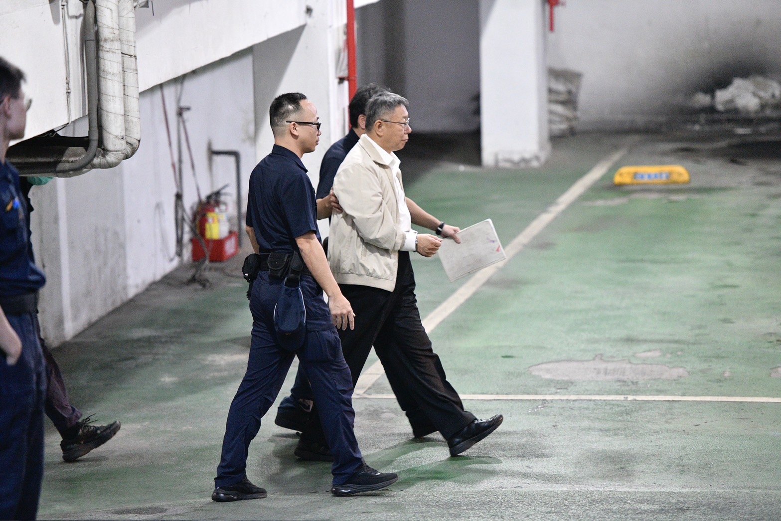 柯文哲上囚車，面無表情。