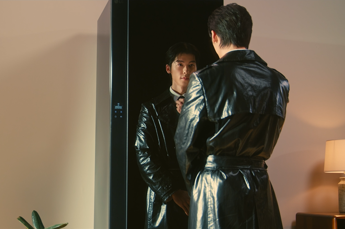  穿上帥氣皮大衣，許光漢與金獎導演殷振豪再度聯手，聯手打造具備電影質感的視覺大片。(LG 提供)