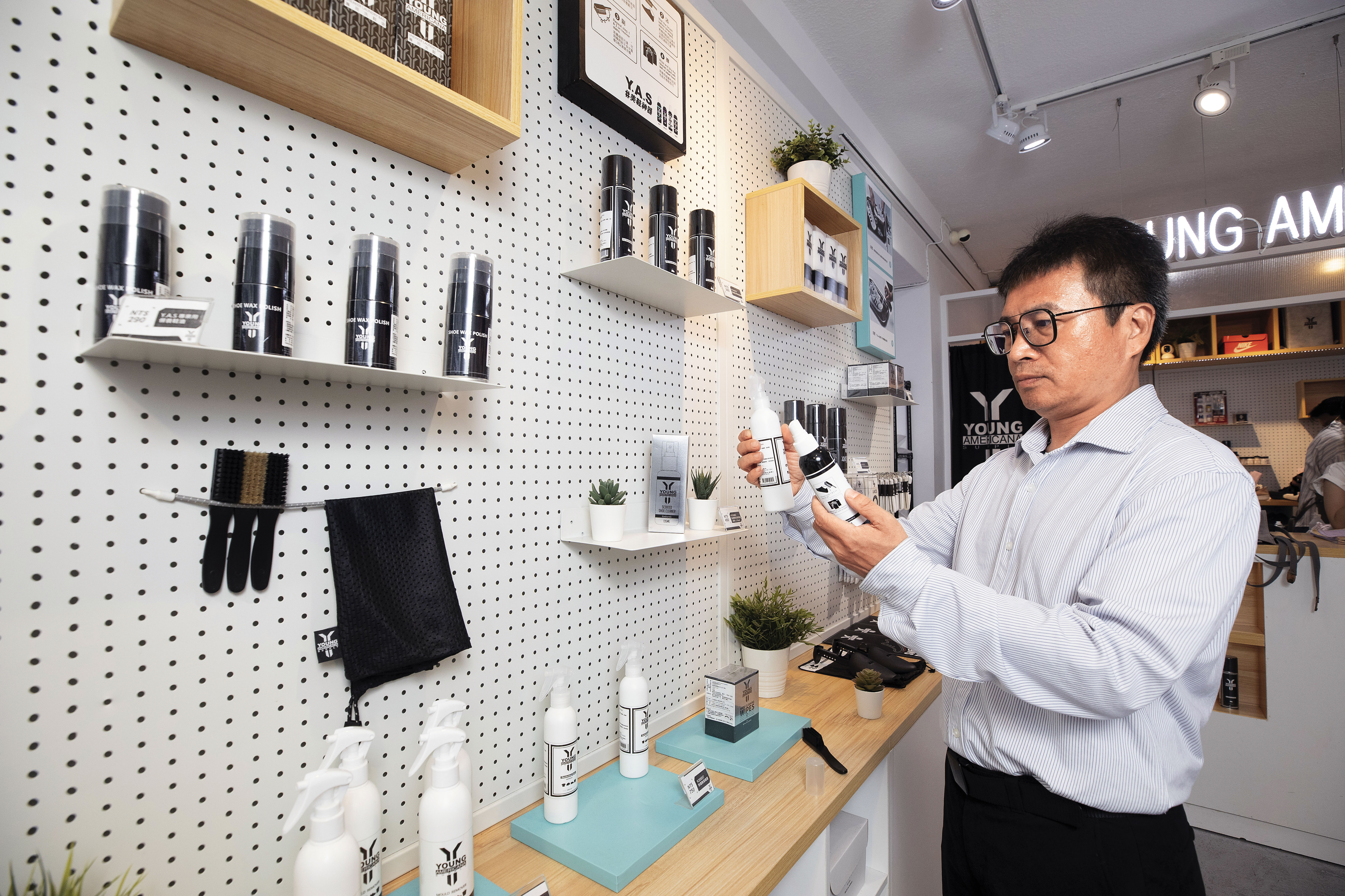Y.A.S品牌創立已9年，前4年單純推出洗鞋、美鞋清潔用品，郭子仲表示，配方必須無毒、不傷鞋，並通過S.G.S認證。
