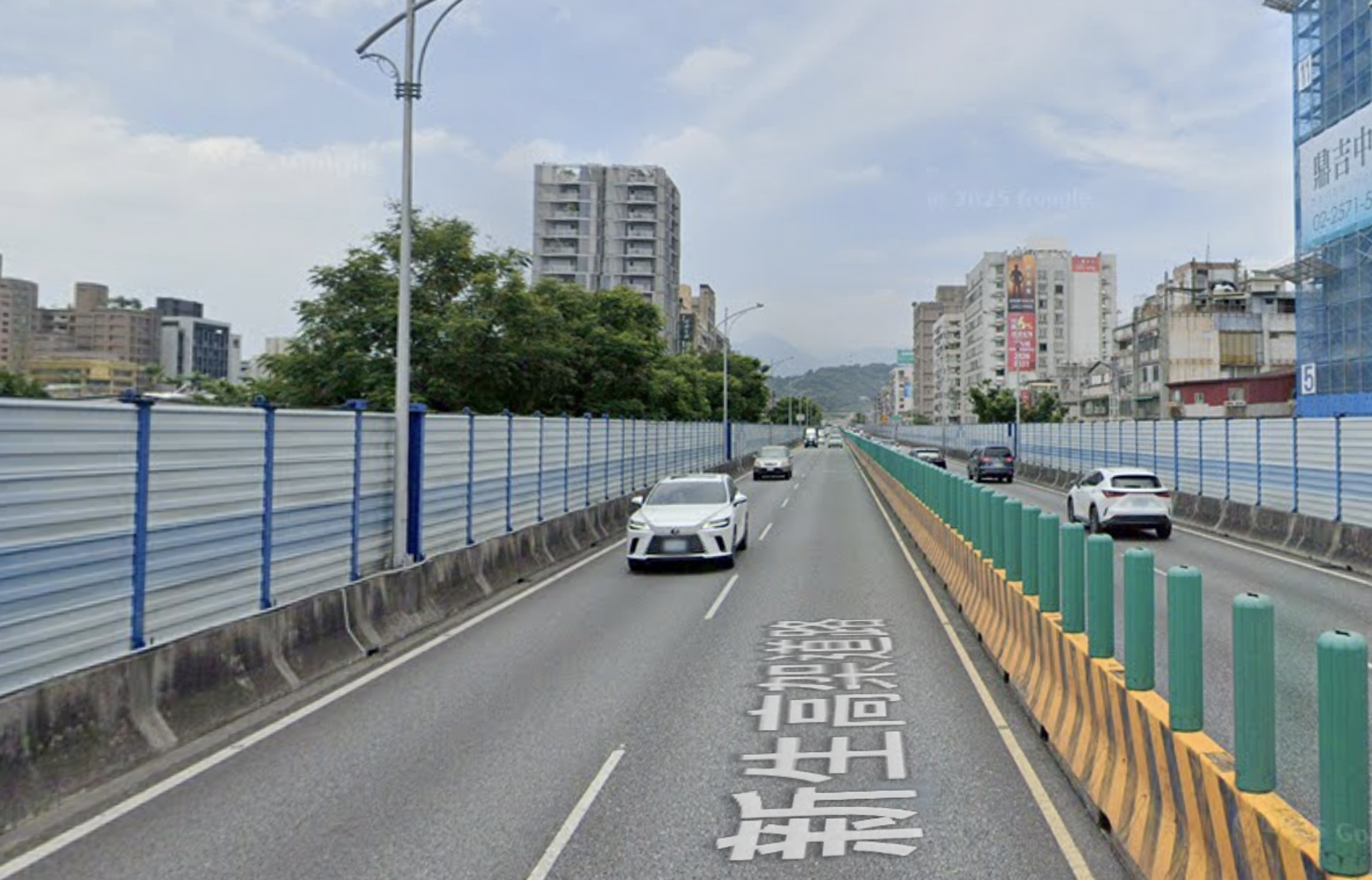 有網友拍下新生高架橋底部,稱出現巨大裂縫,但新工處回應表示橋樑結構安全無虞。(翻攝自Google maps)