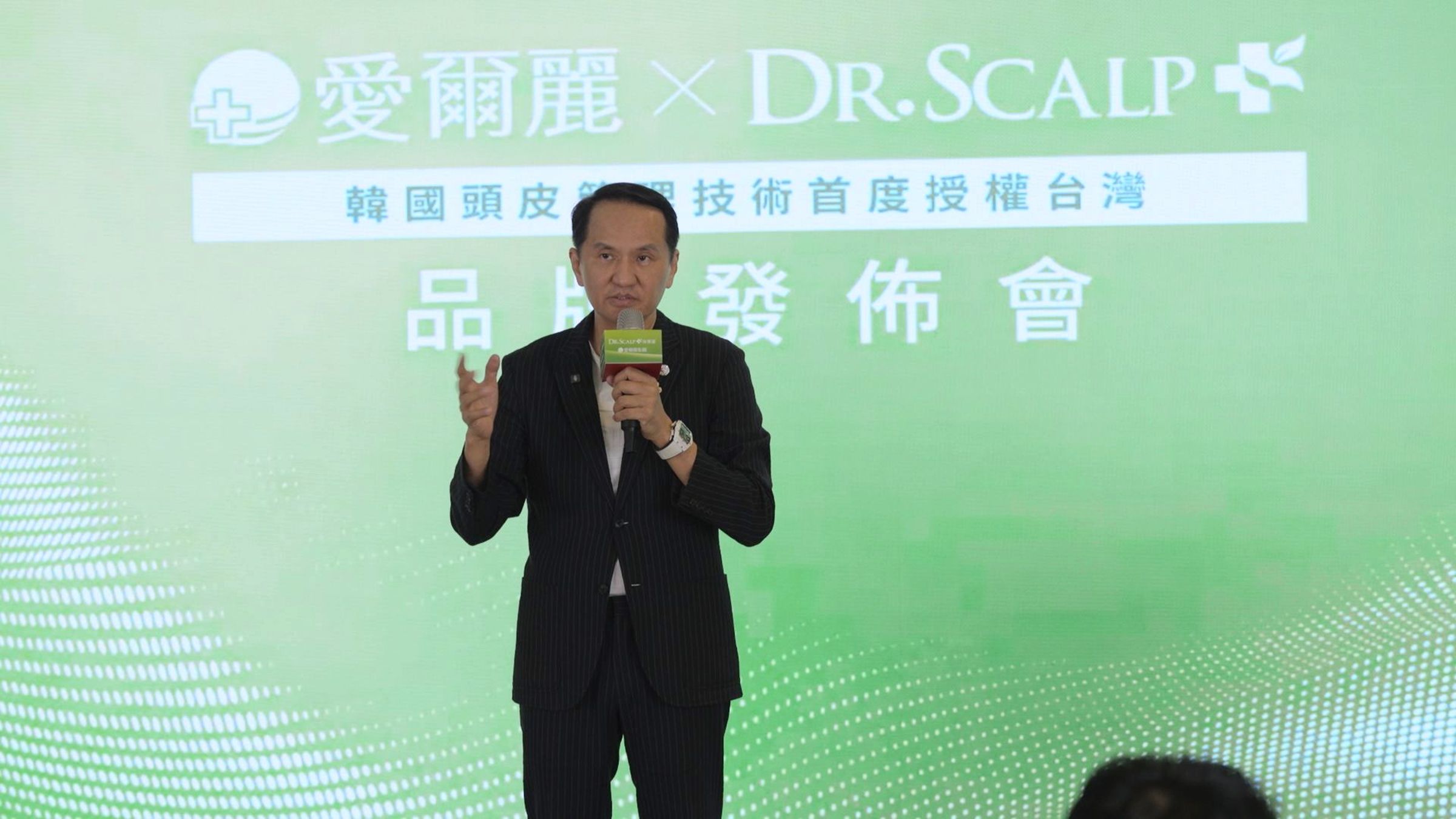 愛爾麗集團董事長常如山也以自身療程經驗為例分享，僅一個月內便觀察到髮量約提升25%，認為此數據凸顯出系統化頭皮管理的可觀成效。