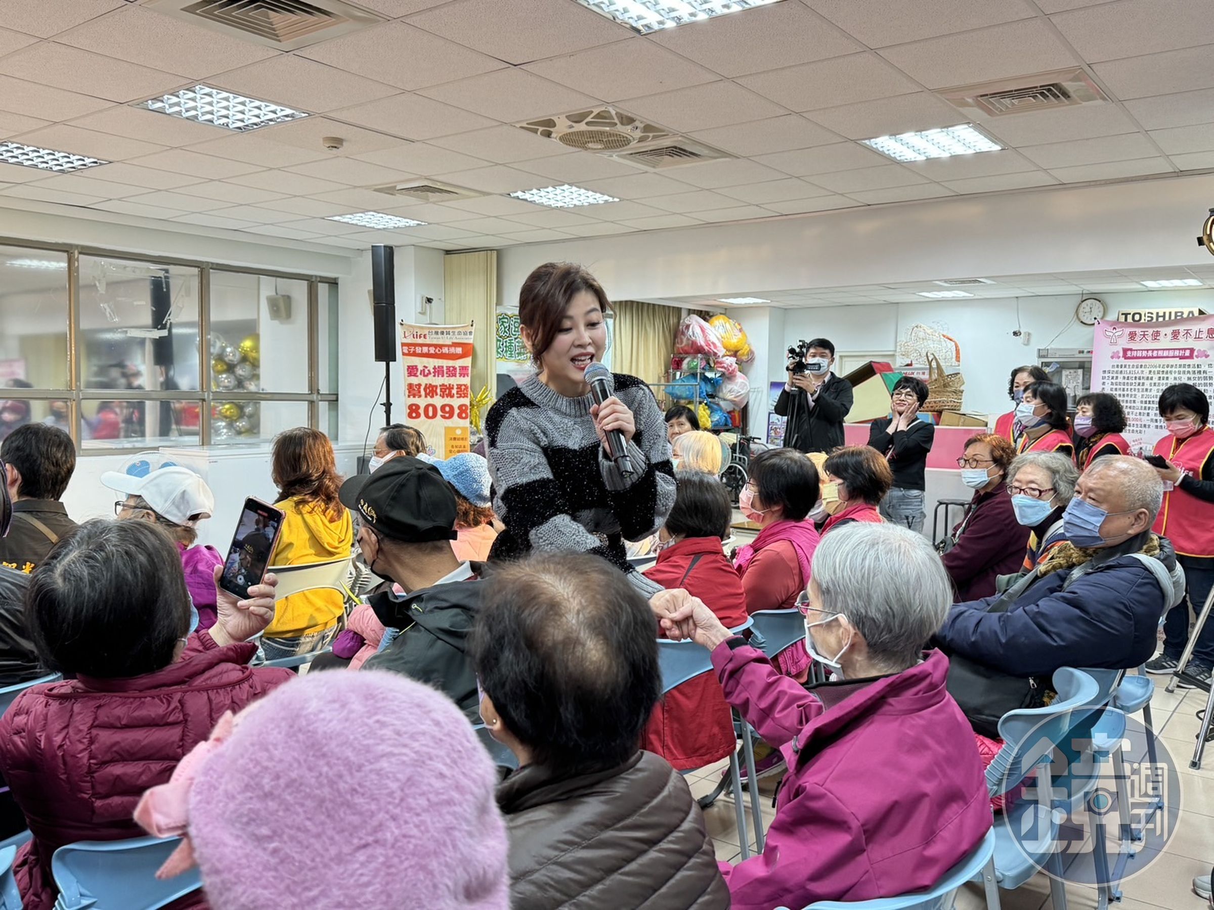 方馨受邀出席公益活動難得開金口唱歌。