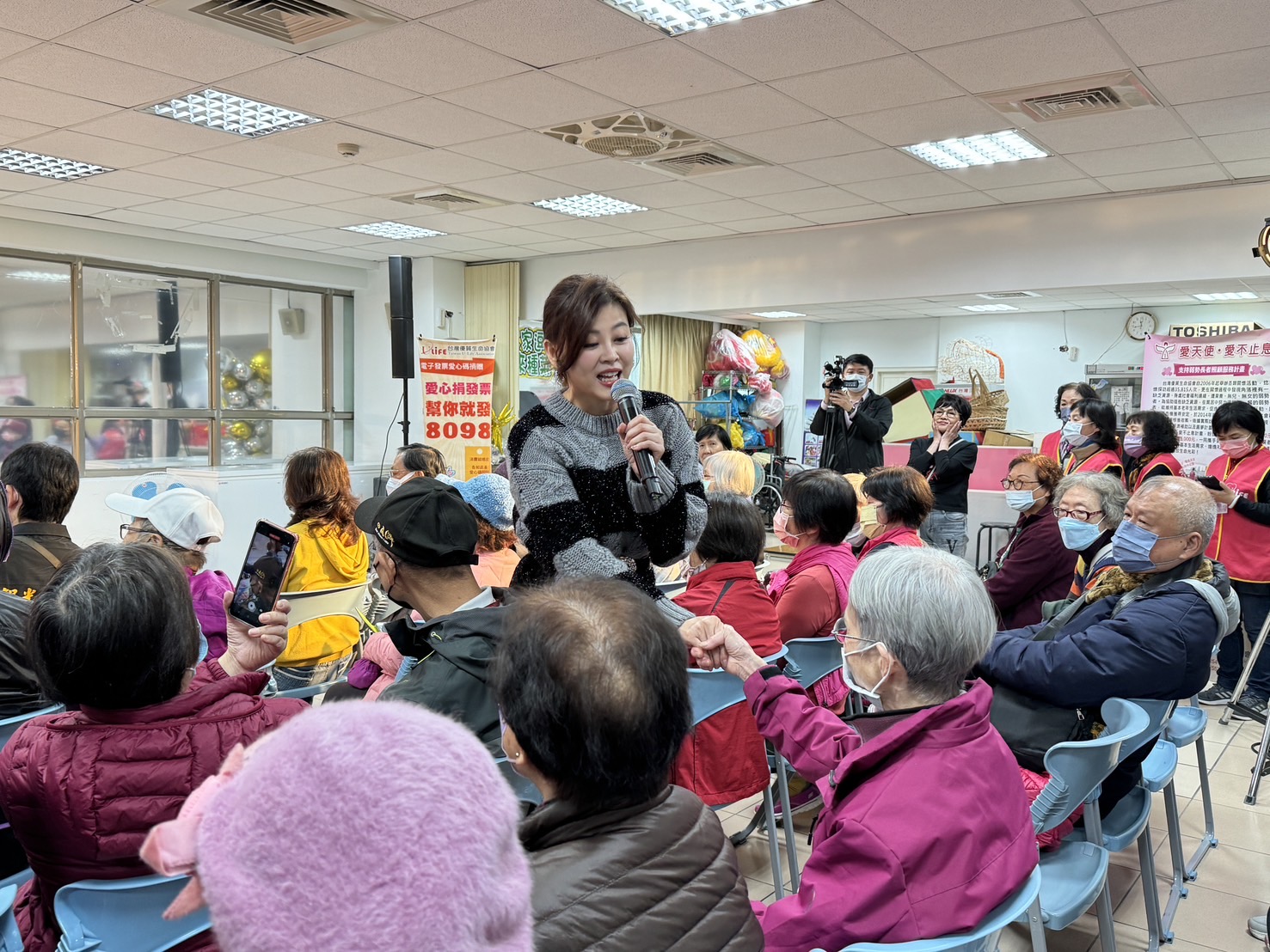 方馨受邀出席公益活動難得開金口唱歌。