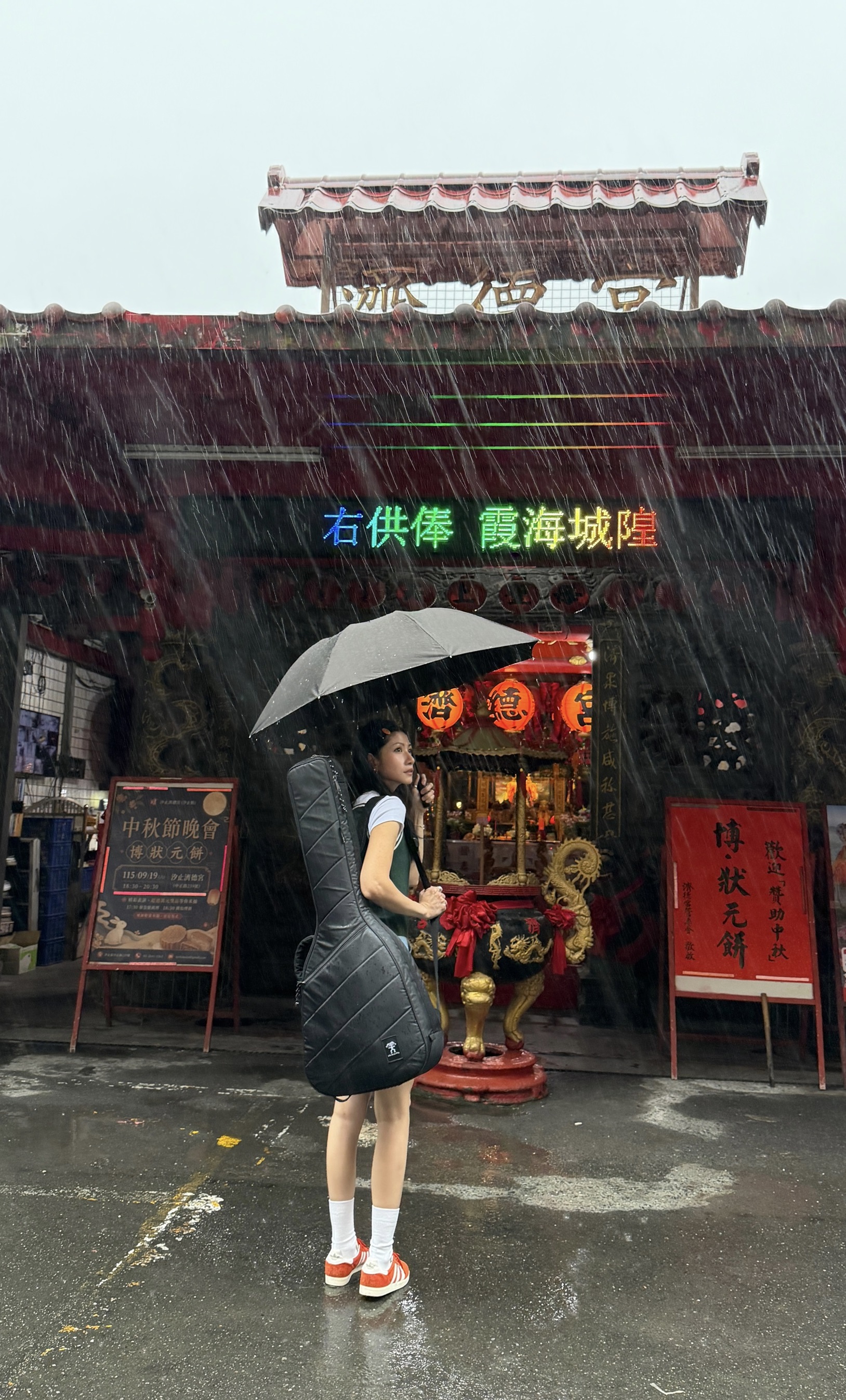 李千娜冒著風雨到《通靈少女》主要場景之一汐止濟德宮。（環球音樂提供）