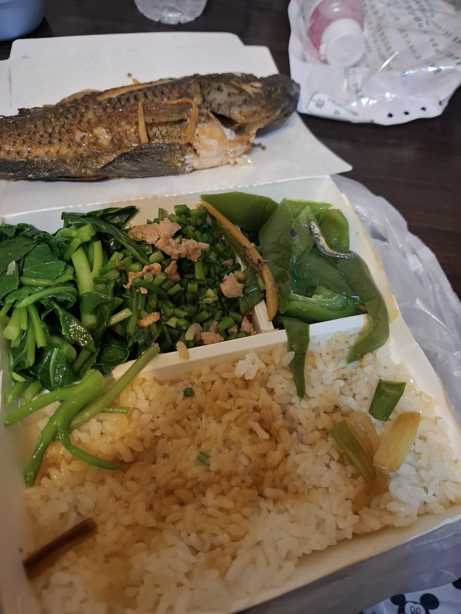 高雄自助餐，1魚3菜要價280元。（翻攝自爆廢公社）