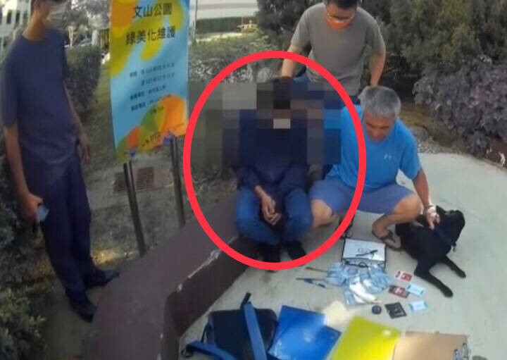 吳姓車手落網，大熱天他卻穿外套、戴袖套。（警方提供）