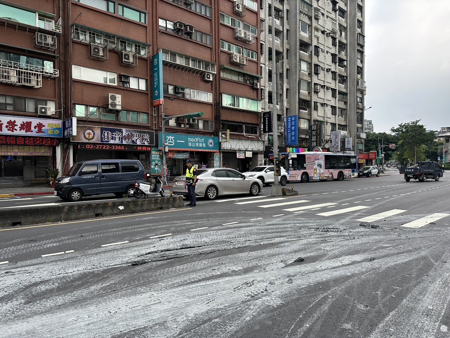 人行道及附近3家店面外牆也遭泥沙噴濺波及。（翻攝畫面）