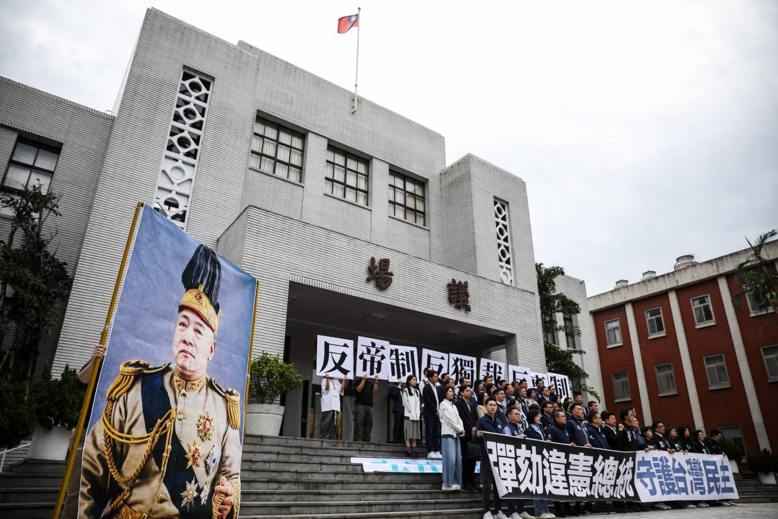 藍白立委在立院前擺出總統賴清德合成袁世凱圖像,表示要彈劾違憲總統,反帝制與專制。(鏡報鄒保祥)