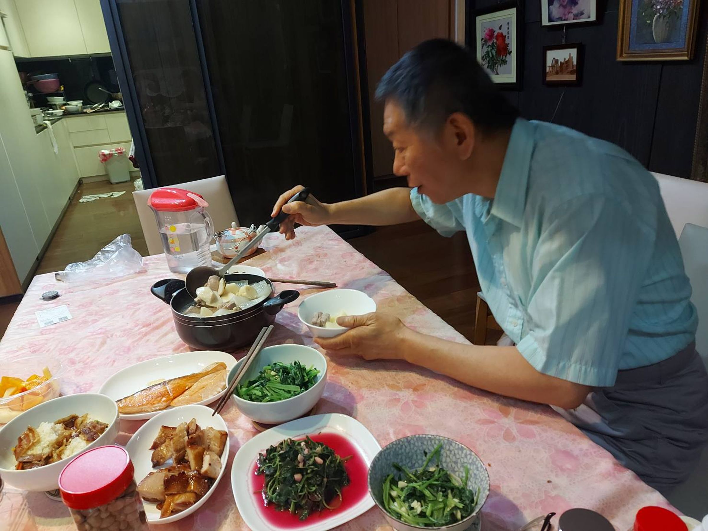 柯文哲大啖愛妻料理。（翻攝陳佩琪臉書）
