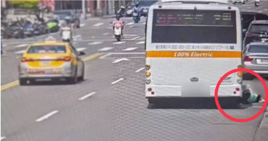 79歲張姓婦人上公車時，疑因司機未注意直接關門起步，導致雙腿遭車輪輾過，造成開放性骨折。（翻攝畫面）
