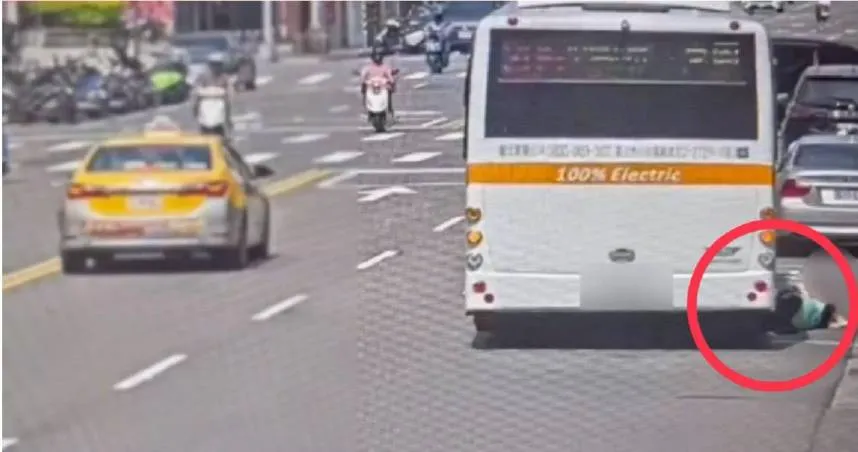 79歲張姓婦人上公車時，疑因司機未注意直接關門起步，導致雙腿遭車輪輾過，造成開放性骨折。（翻攝畫面）
