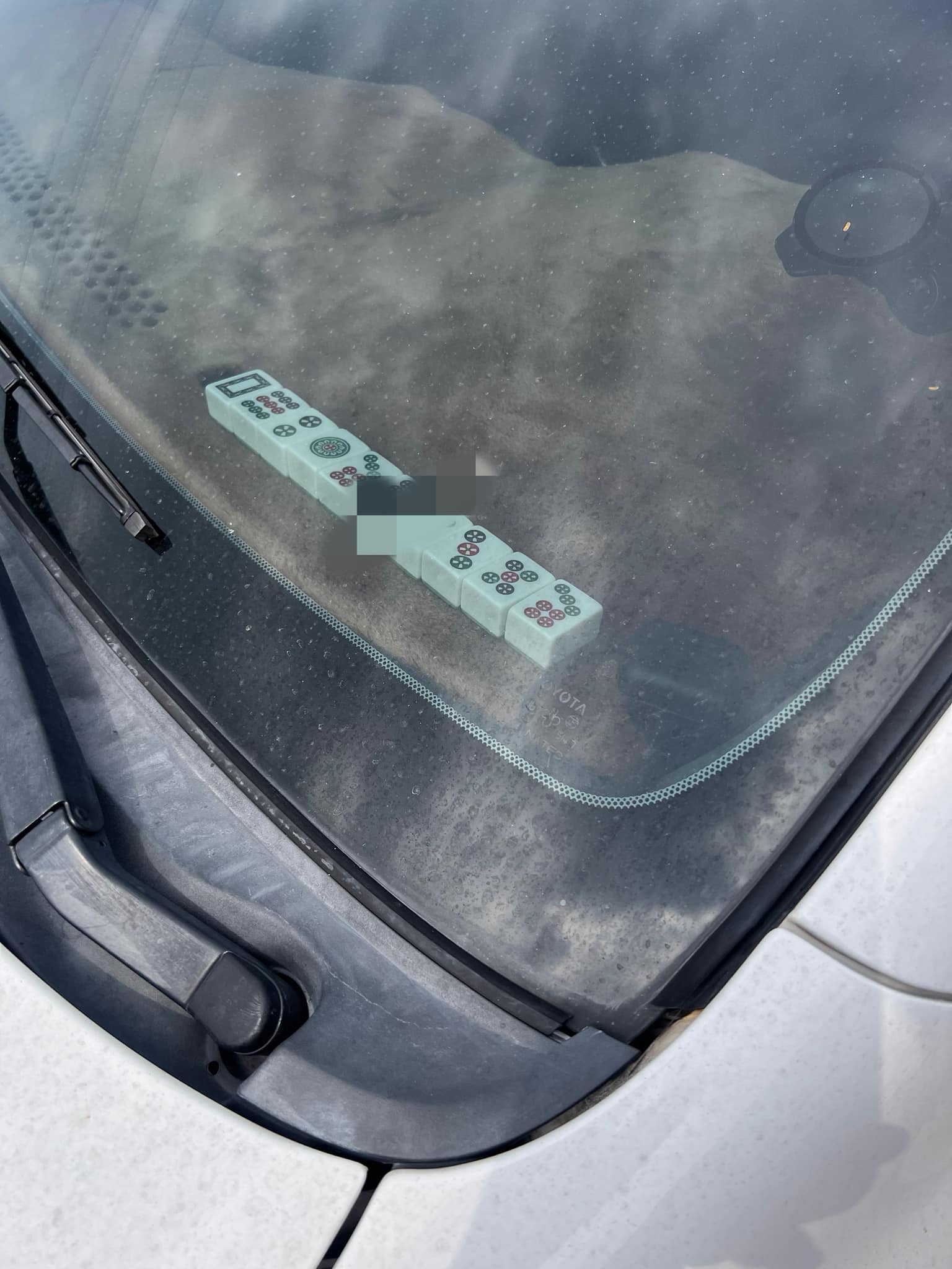 有網友在臉書社團po文,曬出一張汽車臨停照,上面竟然出現一排麻將湊成的電話號碼。(翻攝自路上觀察學院)