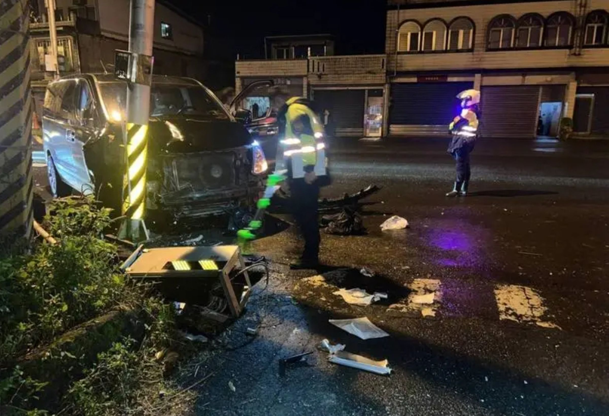 宜蘭一名24歲員警在執行維安交管期間遭廂型車撞上重傷。(翻攝畫面)