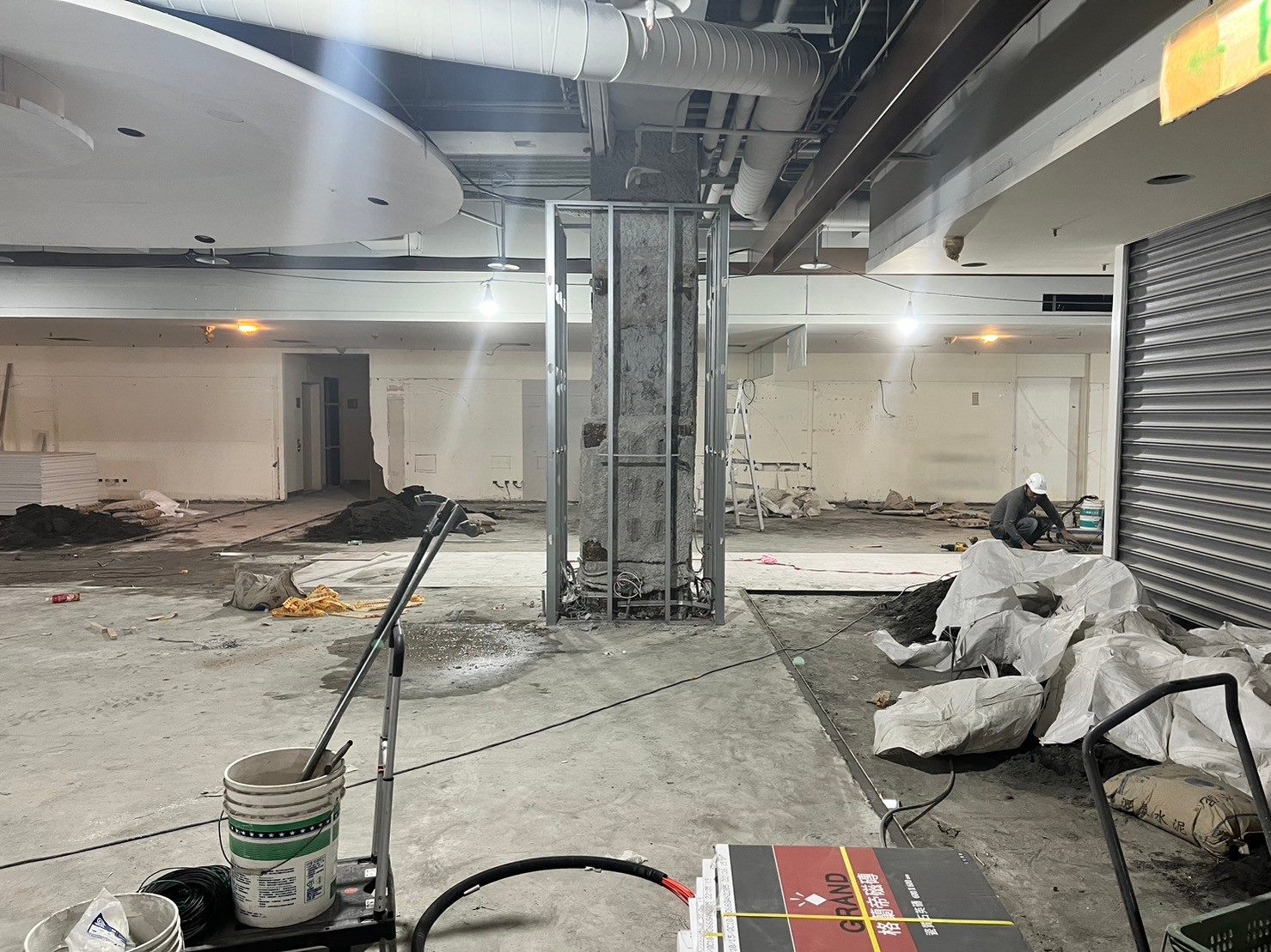 「新光三越A8館」地下1樓未經申請室裝許可，遭建管處違開罰新台幣12萬元。（北市建管處提供）