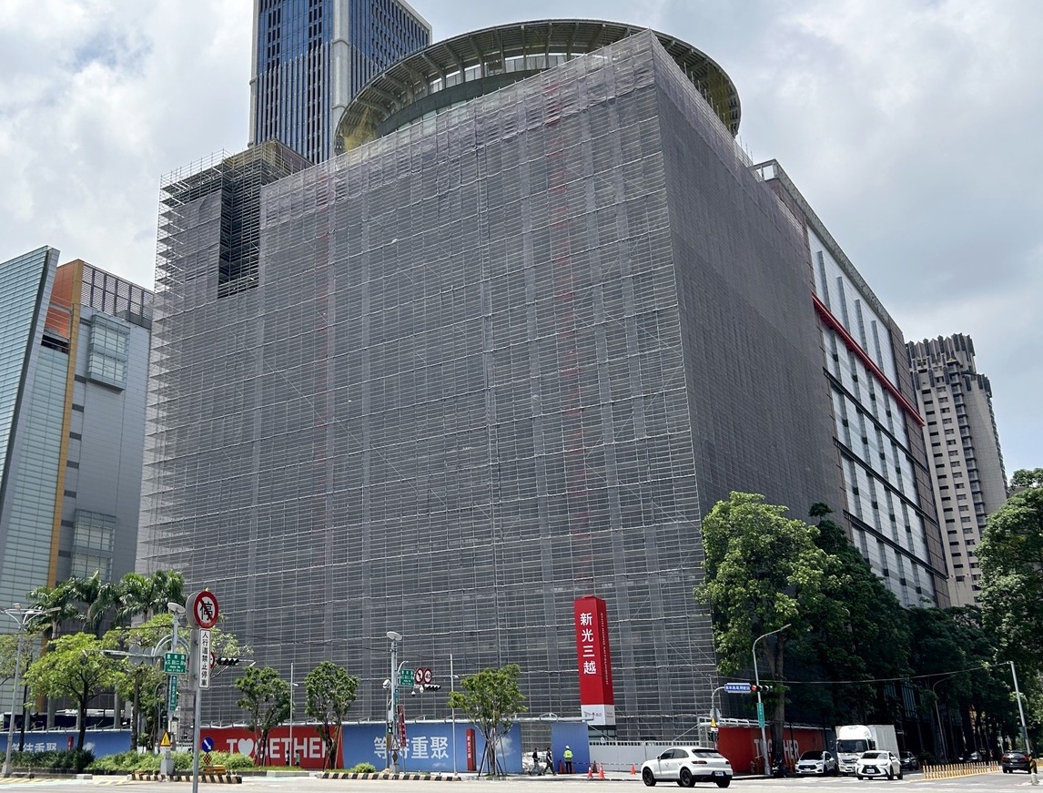 先前發生氣爆的台中新光三越預計9月底恢復營運。圖為目前施工外觀。（新光三越提供）